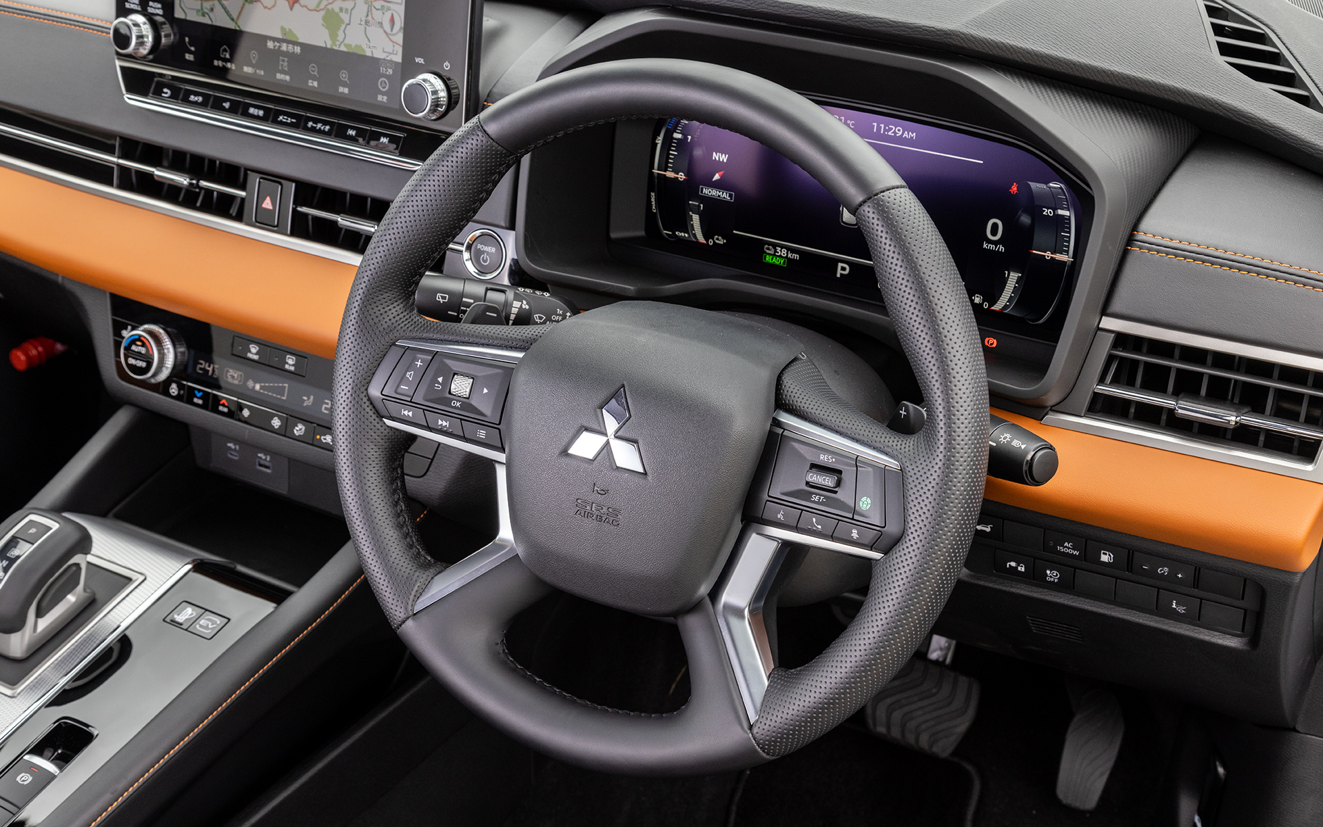 本革巻きステアリングは全車標準。ヒーターも備わる