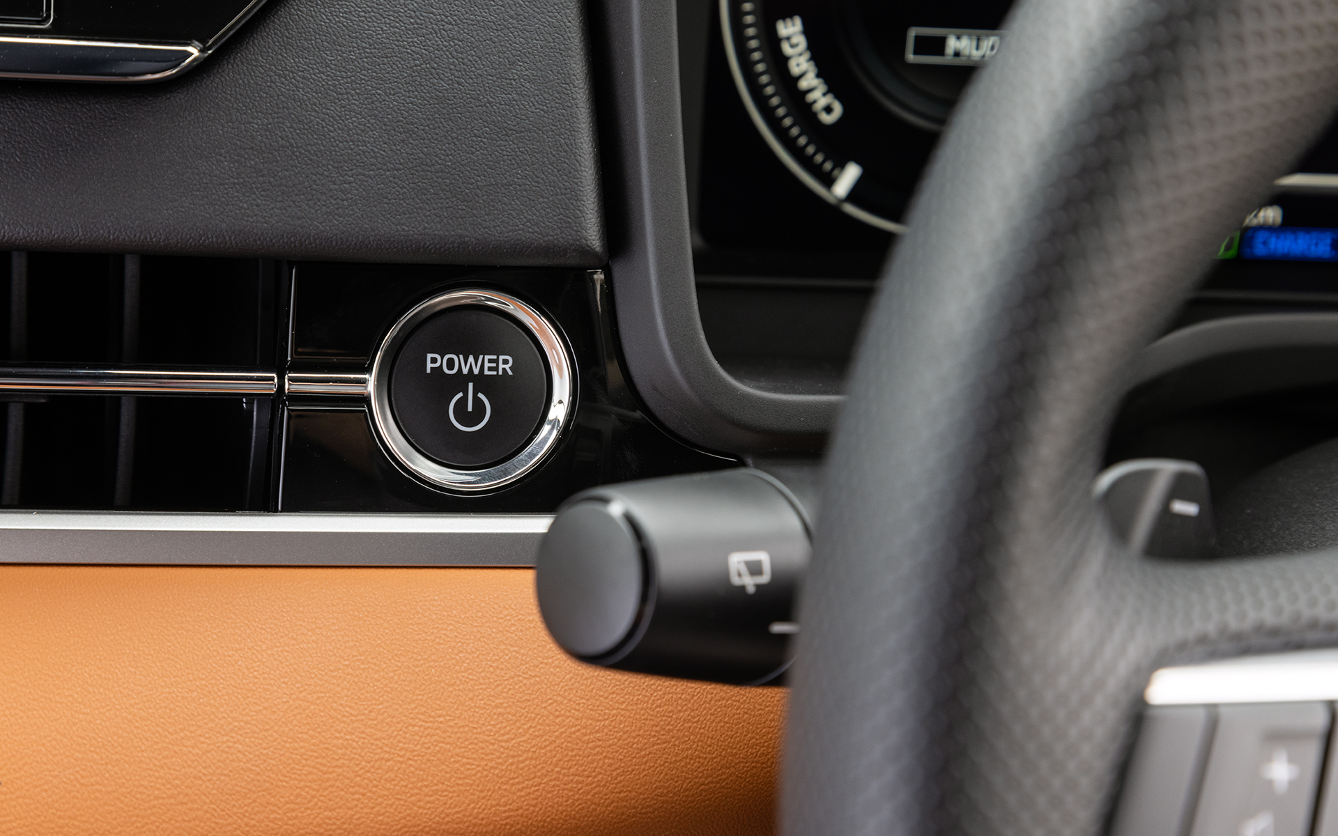 パワースイッチはステアリングの左側に配置