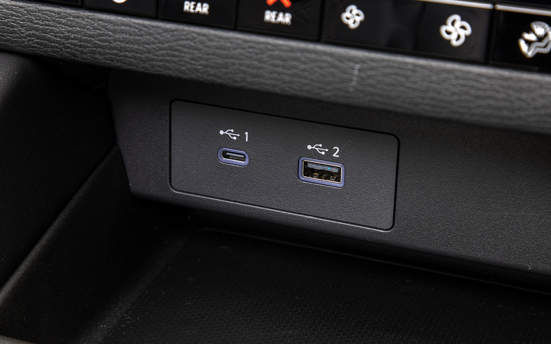 充電用USBポートはタイプAとタイプCを装備。Mグレード以外には下のトレイにワイヤレス充電器も用意される