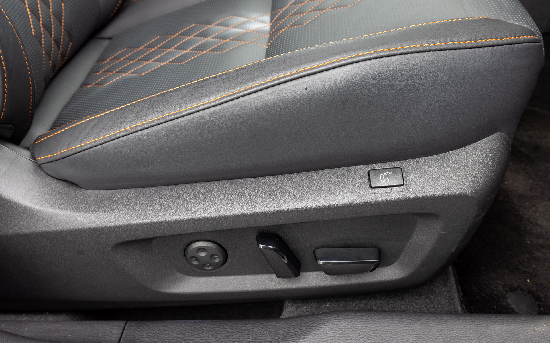 Pグレードは運転席＆助手席パワーシートを採用。シートヒーターは全車標準装備