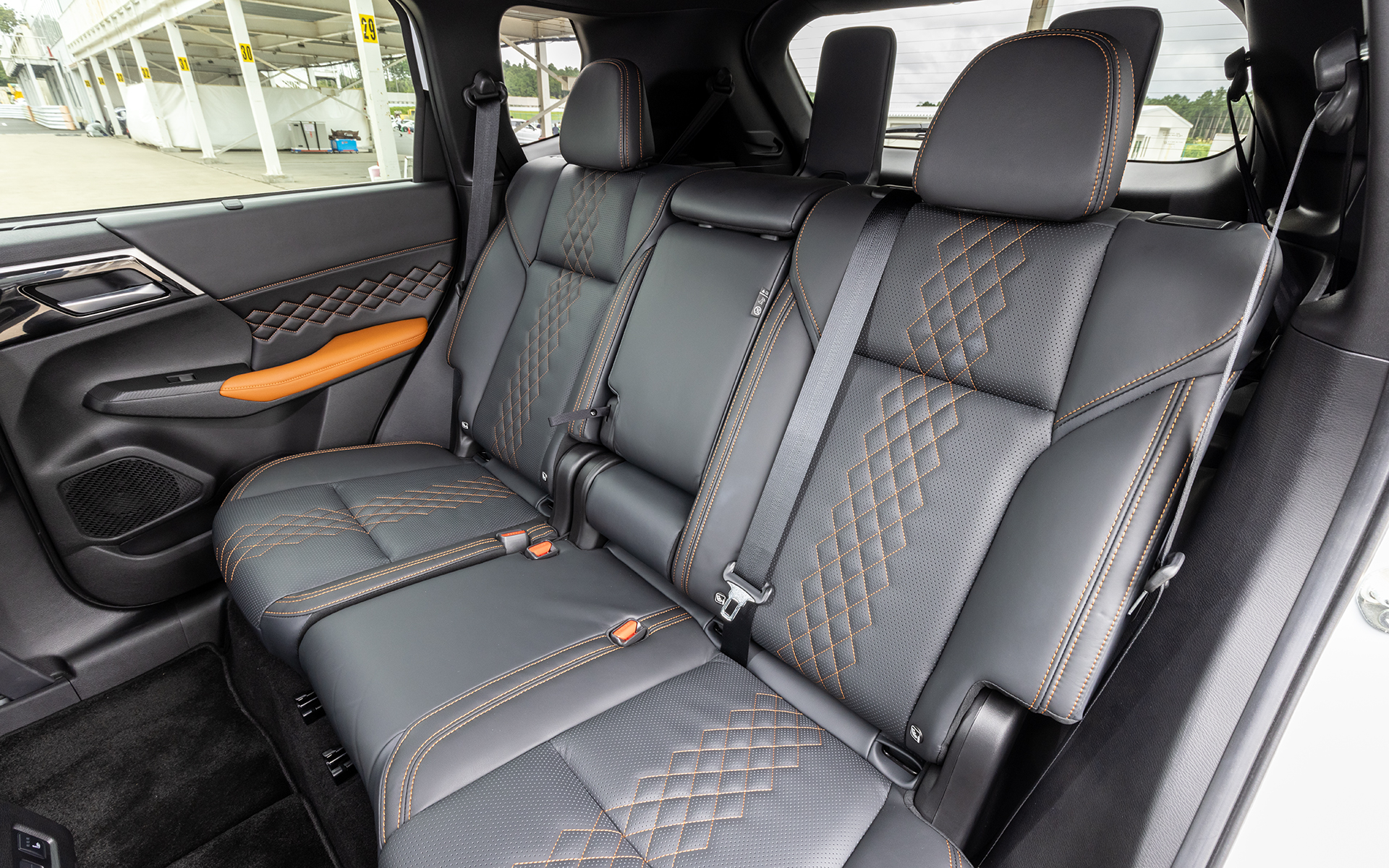 セカンドシートもゆったりとした形状