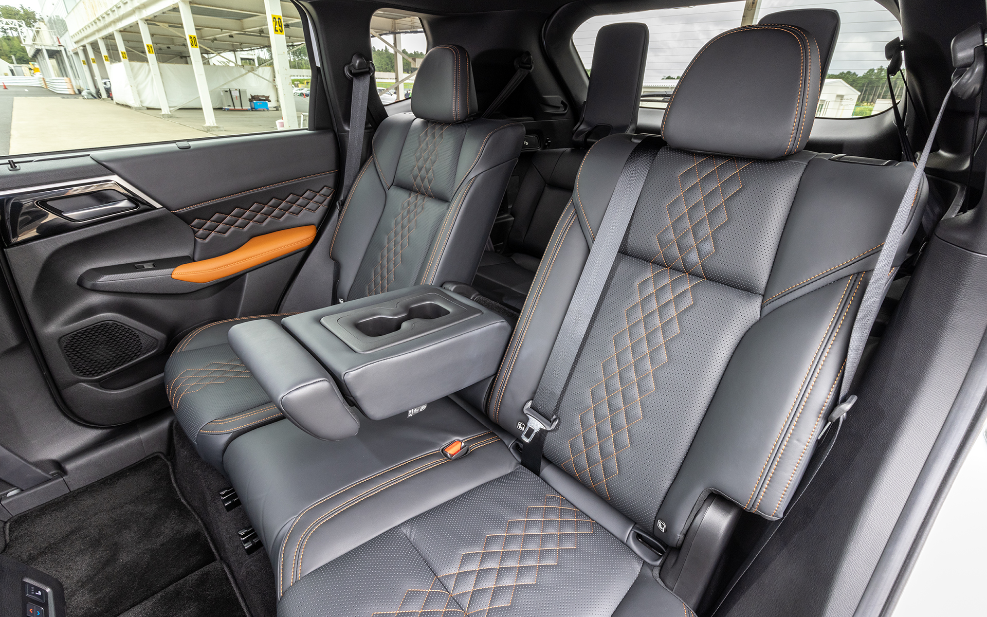 中央部はアームレストとしても利用可能