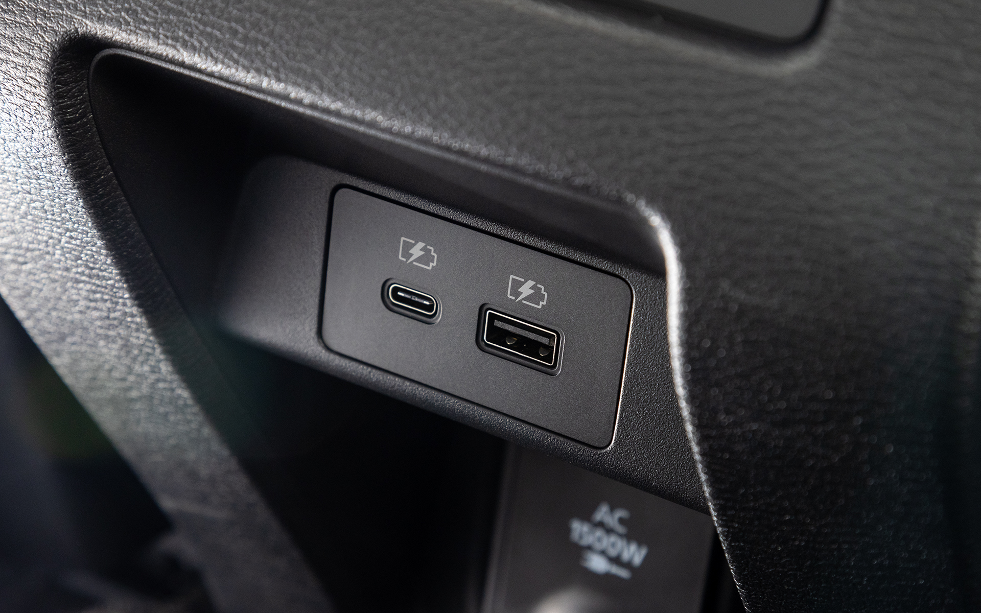 Mグレード以外はここにも充電用USBポートがある