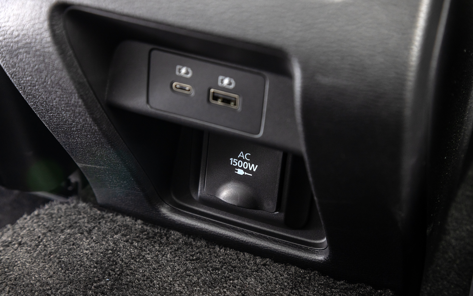 最下部にはAC100Vコンセント