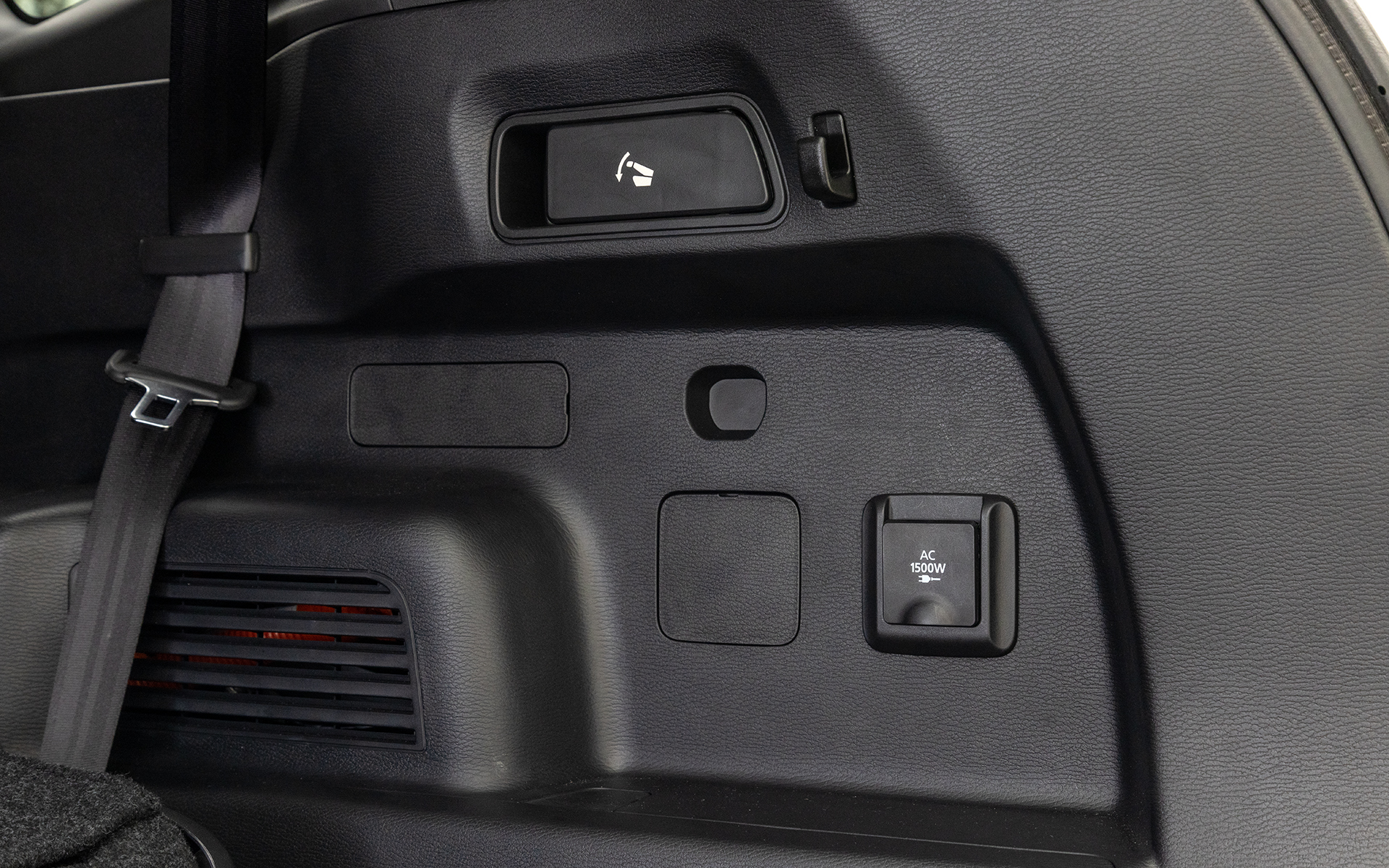 ラゲッジにはセカンドシートの背もたれを前倒しするためのレバーを用意。ここにもAC100Vコンセントがある