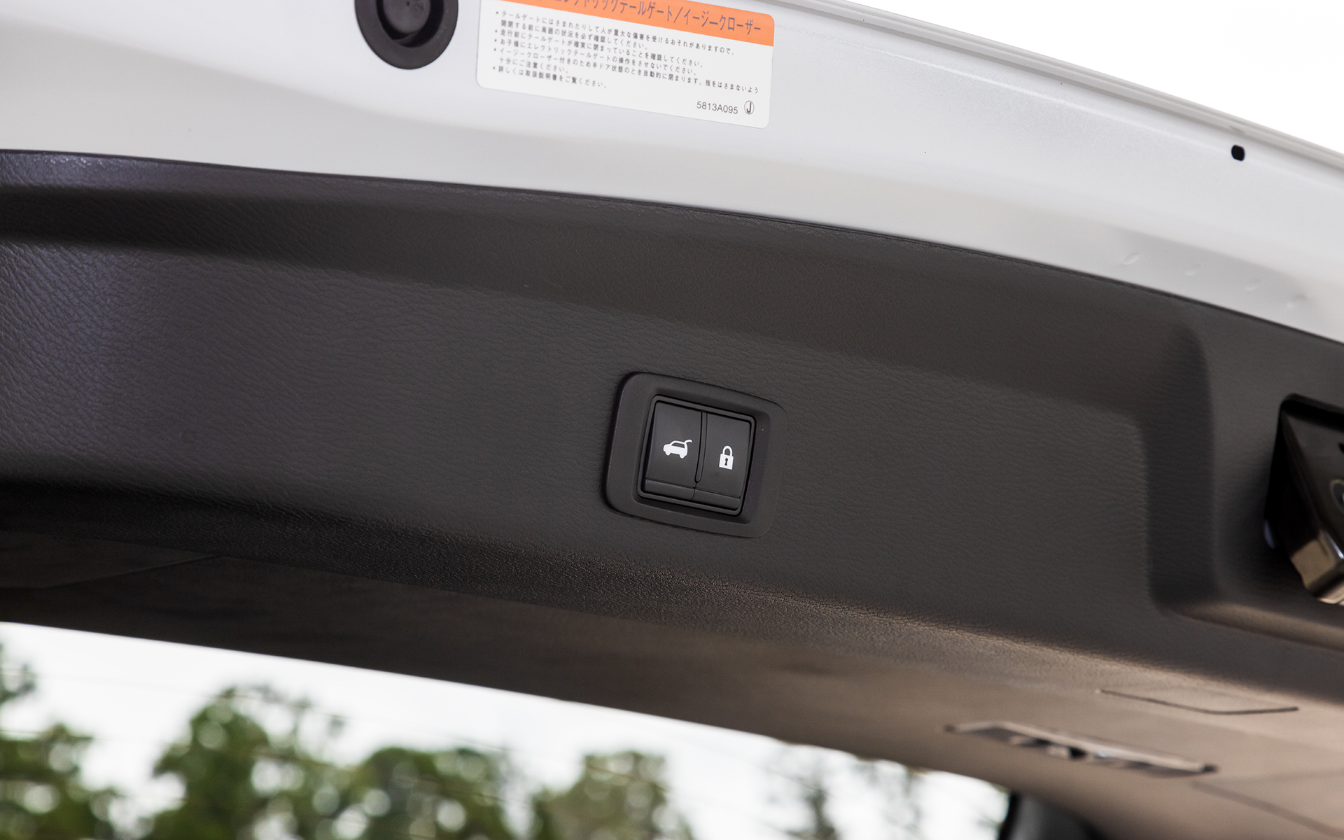 Mグレード以外は電動式のバックドアを標準装備。バンパー下部につま先をかざすだけで開閉可能なギミックも用意されている
