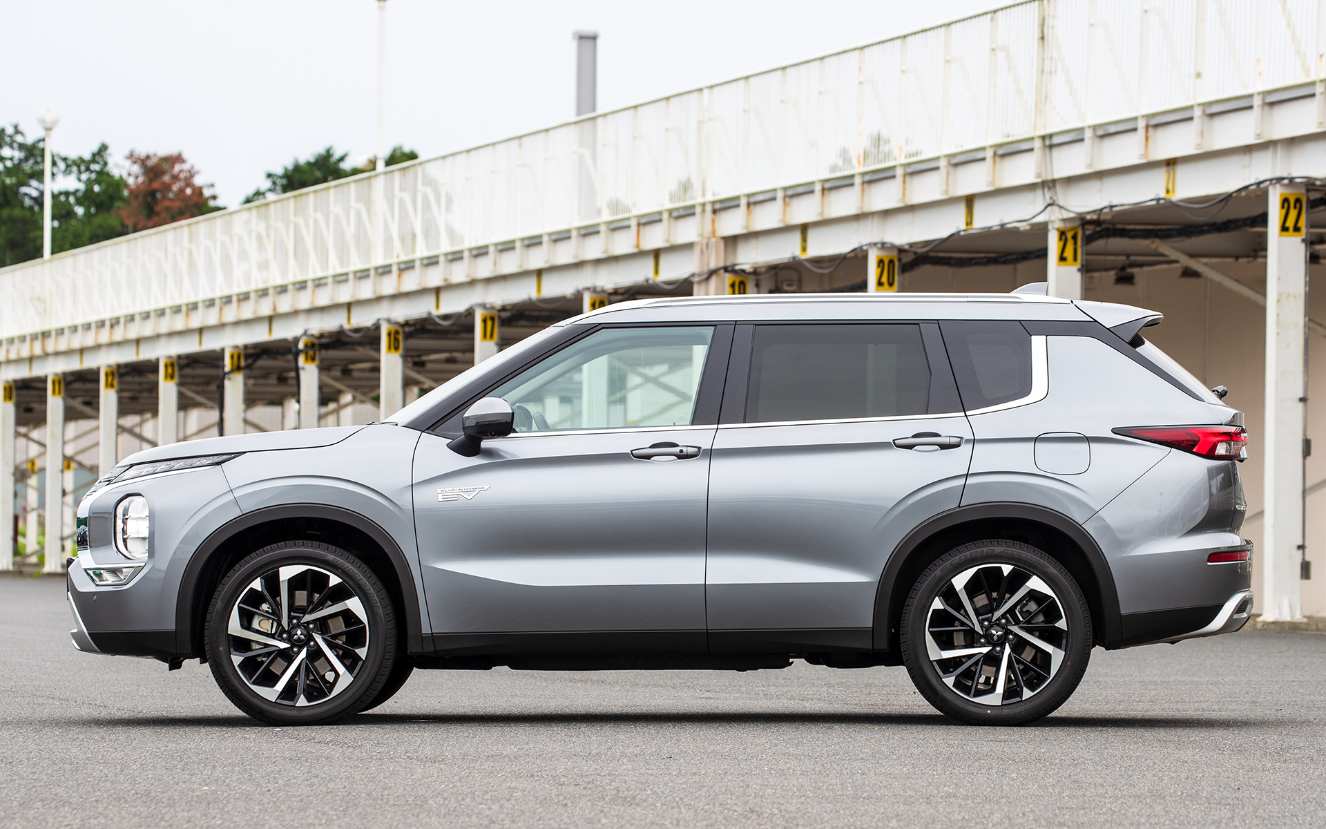 撮影車両のボディカラーはコズミックブルーマイカ。メーカーオプションのルーフレールを装着している