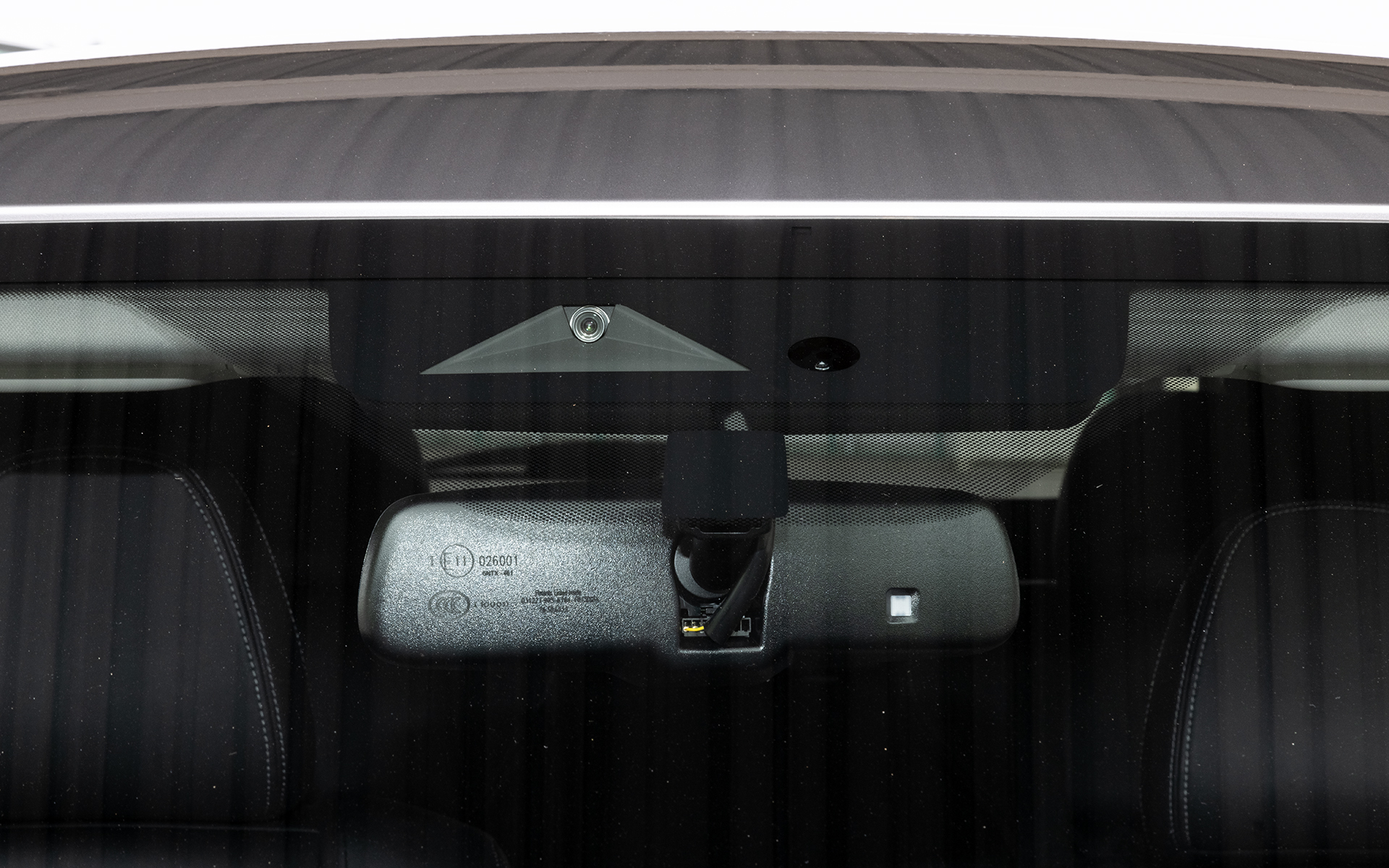 単眼カメラと電波式レーダーの組み合わせにより衝突被害軽減ブレーキなどの先進安全装備を実現