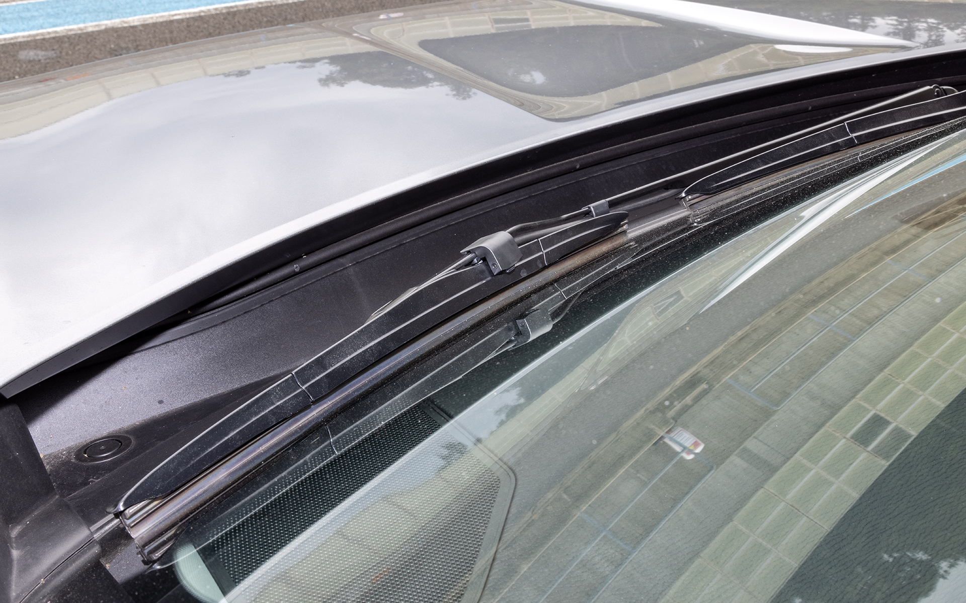 ウォッシャーノズルはワイパーアーム組み込みタイプになった