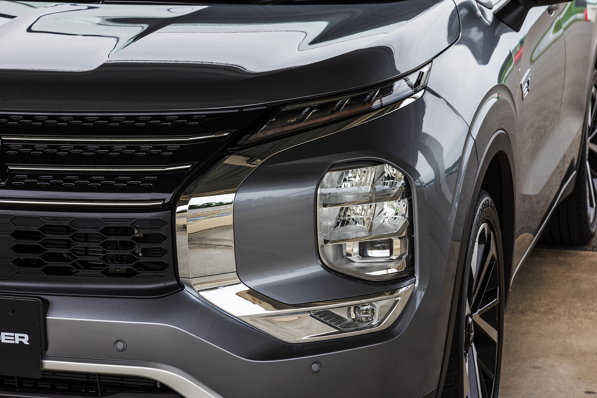 ヘッドライトの点灯パターン。全車アダプティブLEDライト＆LEDフォグランプの組み合わせ