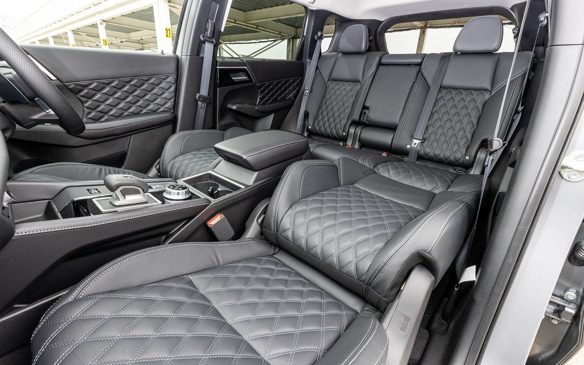 フロント＆セカンドシートのアレンジでセミフラットにすることが可能