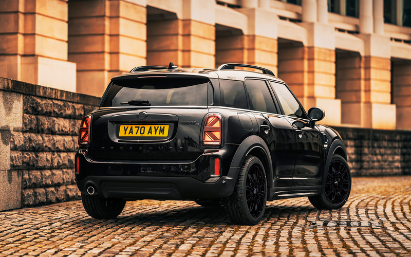 BMW、「MINI クロスオーバー」をブラックで仕立てた特別仕様車