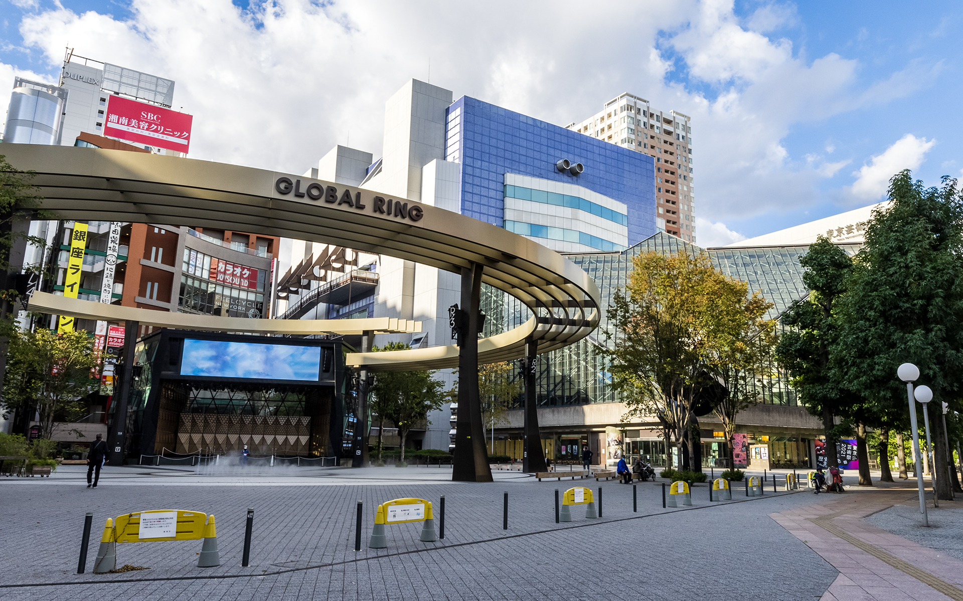 ナビ画面と実景の比較。公園頭上のぐるっとした輪っかはないものの、ほぼ実景と同じのリアルさ
