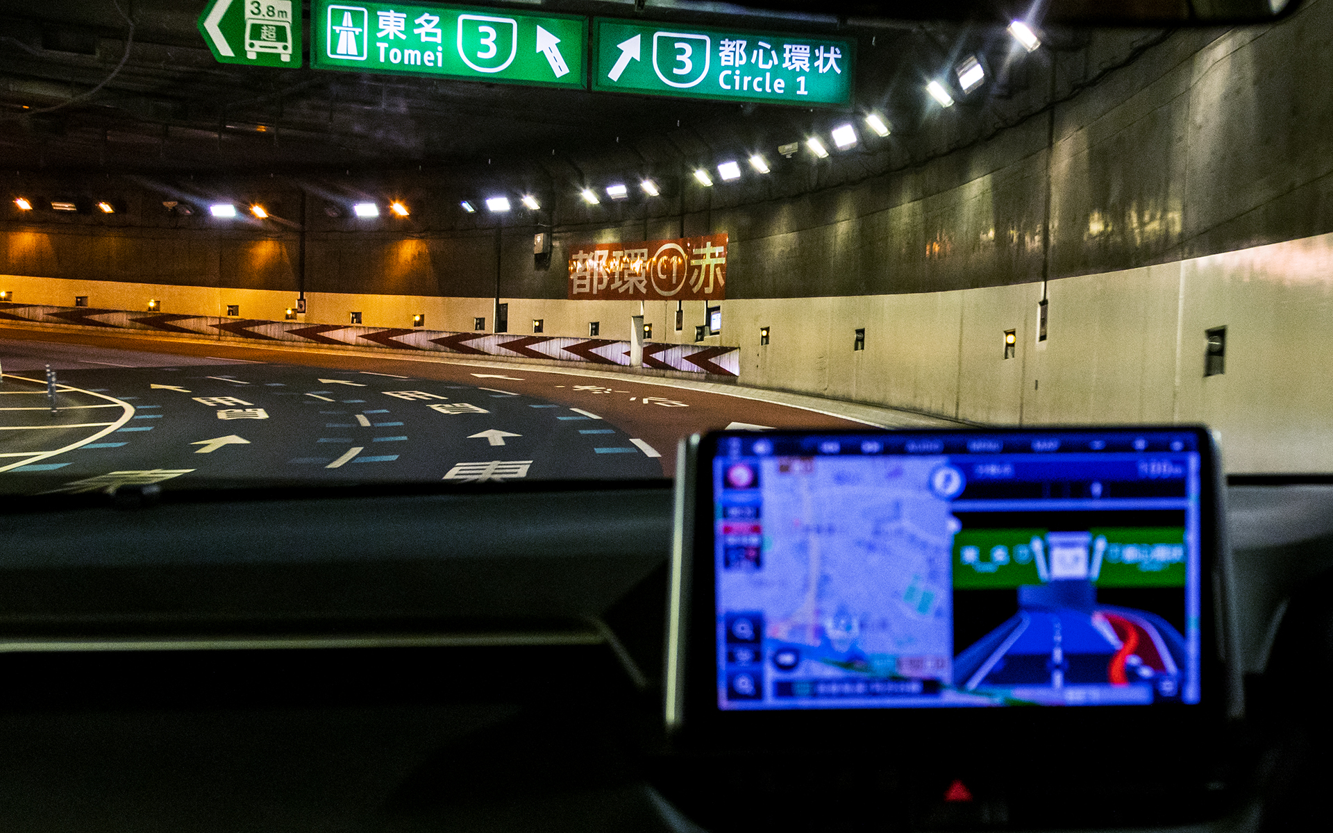 都心環状線は右の赤いレーンへ。リアル風景とほぼ同じ表示が出るから、あたふたすることもありませんでした