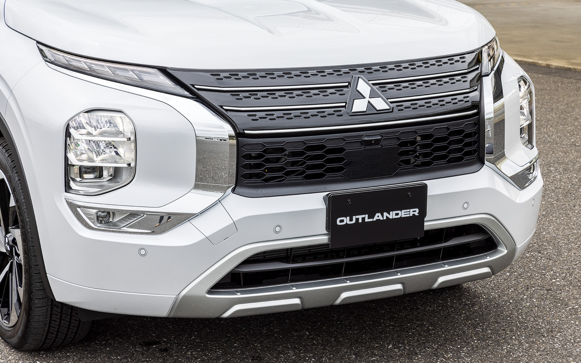 今回試乗したのは12月16日に発売されるクロスオーバーSUV「アウトランダーPHEV」のプロトタイプ。撮影車はBOSEプレミアムサウンドシステムなどを標準装備した上級仕様の「P」（7人乗り）で、ボディサイズは4710×1860×1745mm（全長×全幅×全高）。ボディカラーは2トーンカラーの「ホワイトダイヤモンド×ブラックマイカ」