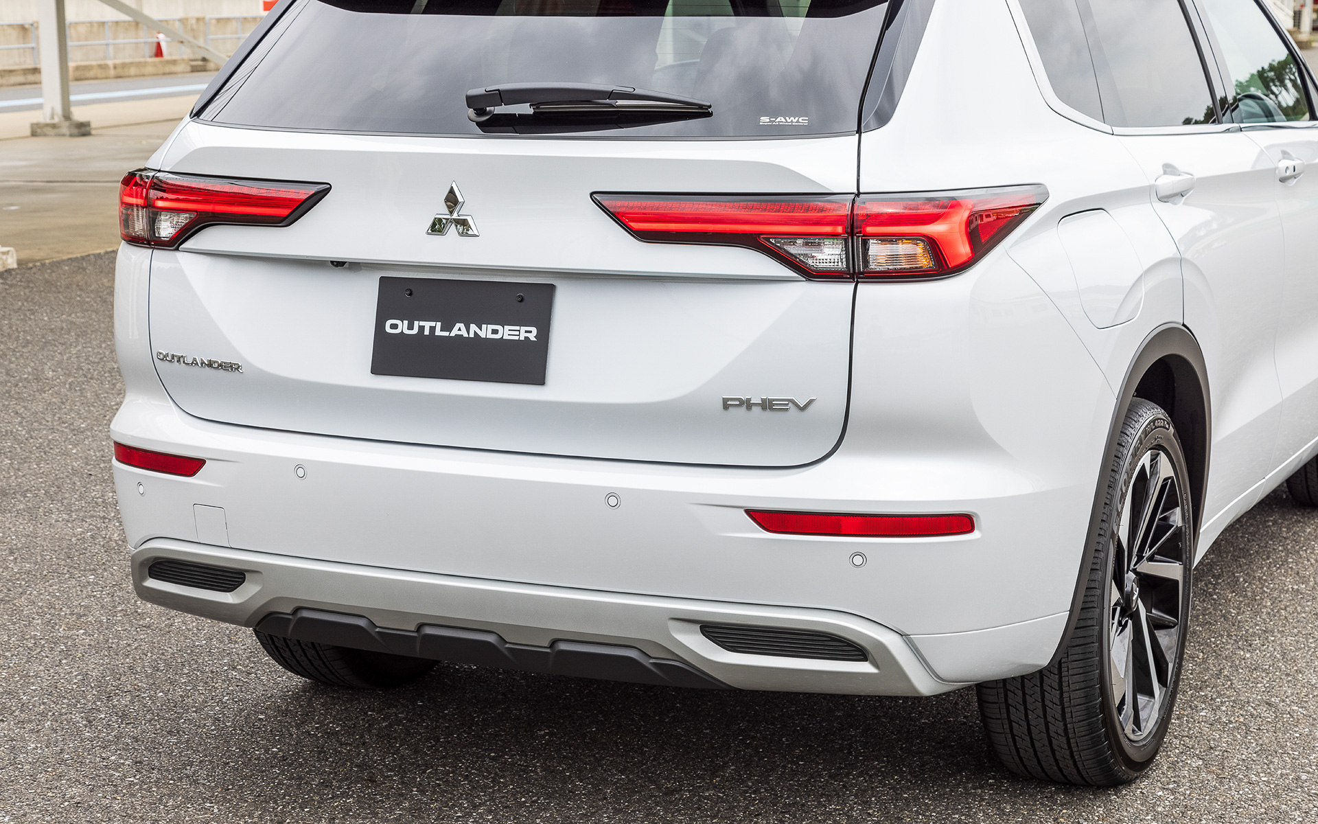 今回試乗したのは12月16日に発売されるクロスオーバーSUV「アウトランダーPHEV」のプロトタイプ。撮影車はBOSEプレミアムサウンドシステムなどを標準装備した上級仕様の「P」（7人乗り）で、ボディサイズは4710×1860×1745mm（全長×全幅×全高）。ボディカラーは2トーンカラーの「ホワイトダイヤモンド×ブラックマイカ」