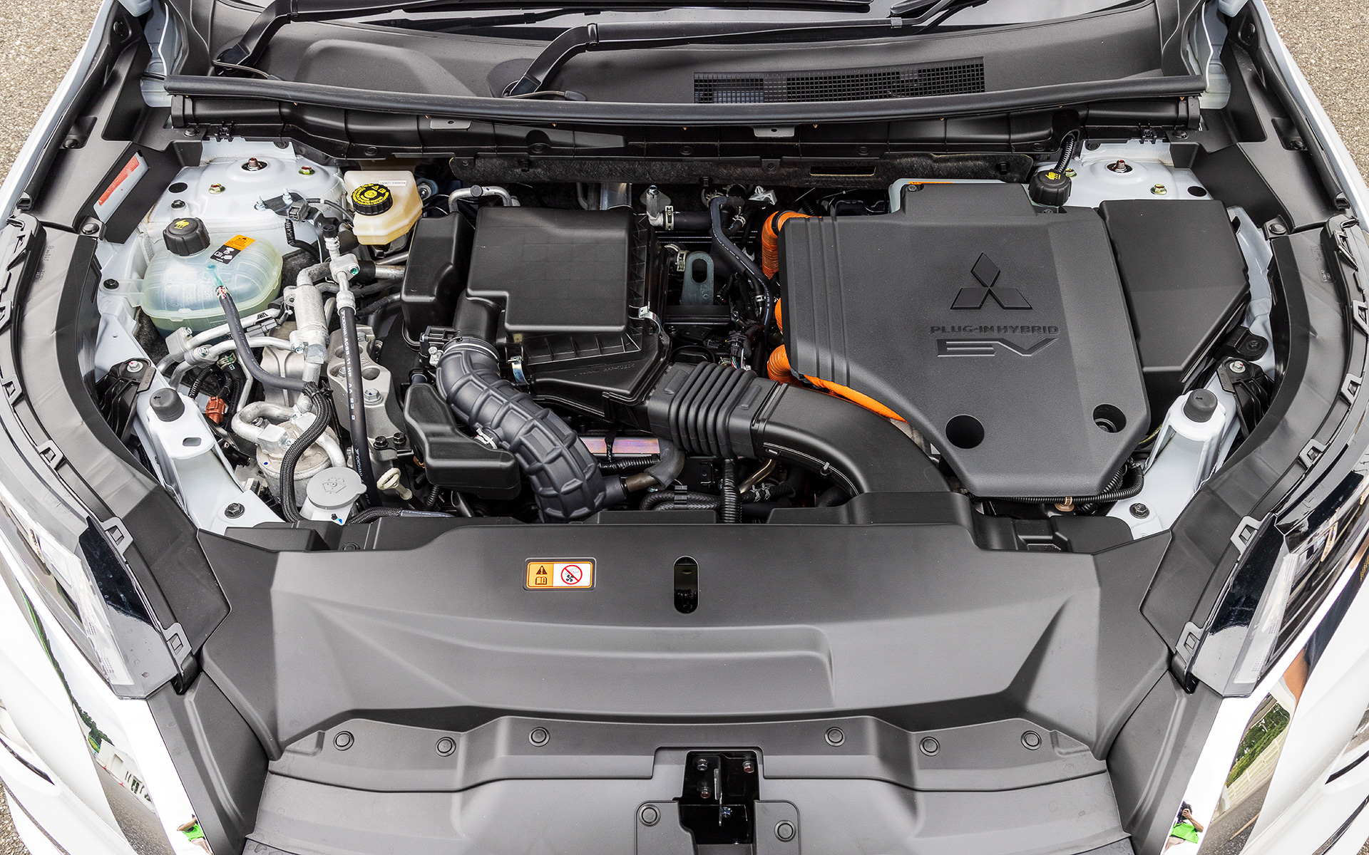 直列4気筒DOHC 2.4リッター「4B12 MIVEC」型エンジンは最高出力98kW/5000rpm、最大トルク195Nm/4300rpmを発生。また、フロントモーターの最高出力は85kW、最大トルクは255Nm、リアモータは最高出力100kW（最大トルクは先代車と同じ195Nm）となる