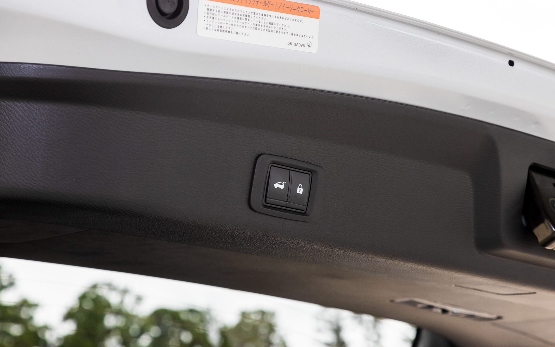 ラゲッジルームは開口部床面の幅を広げるとともに段差をなくし、大きく重い荷物もスムーズに出し入れすることが可能。トノカバーの設定位置を高くしてホイールハウス後方のトリム形状を改善することで、大型スーツケースなら3個、9.5インチのゴルフバッグなら4個をトノカバーの下に積むことができるという。テールゲートはキックモーションセンサーをリアバンパー中央下に設定する