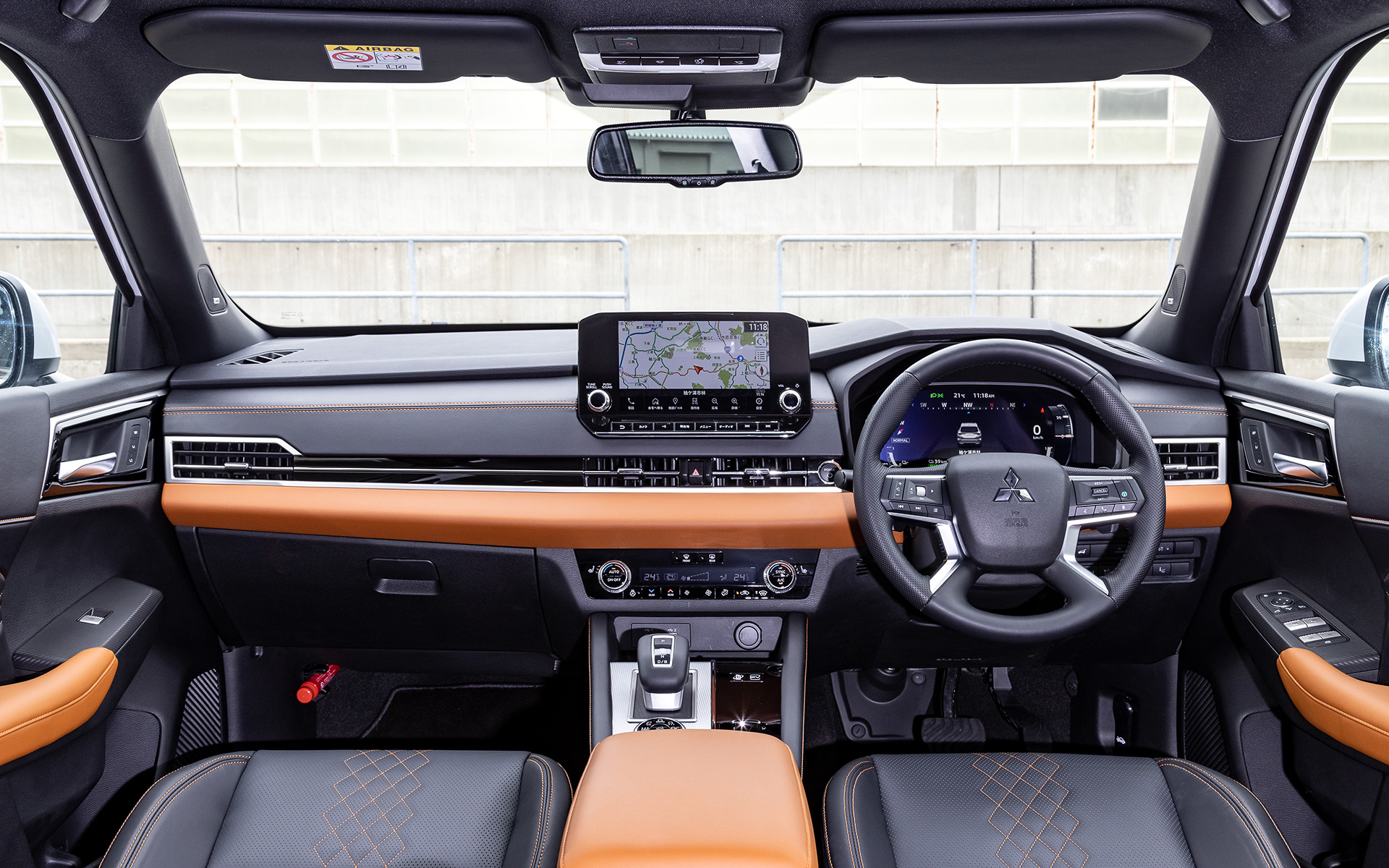 「P」のインテリア。水平基調で力強い造形のインストルメントパネルを採用するとともに、触感がよく質感の高いソフトパッドを随所に採用