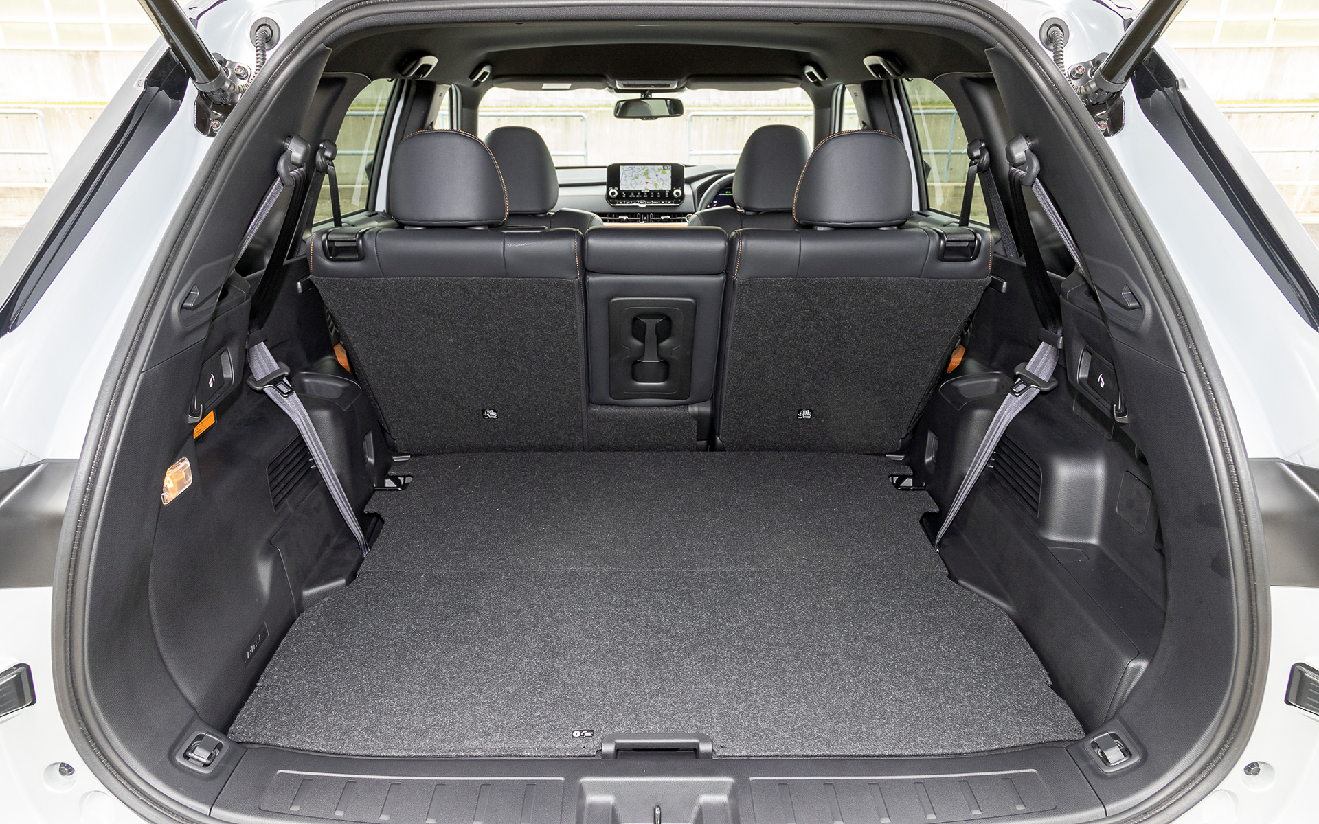 ラゲッジルームは開口部床面の幅を広げるとともに段差をなくし、大きく重い荷物もスムーズに出し入れすることが可能。トノカバーの設定位置を高くしてホイールハウス後方のトリム形状を改善することで、大型スーツケースなら3個、9.5インチのゴルフバッグなら4個をトノカバーの下に積むことができるという。テールゲートはキックモーションセンサーをリアバンパー中央下に設定する