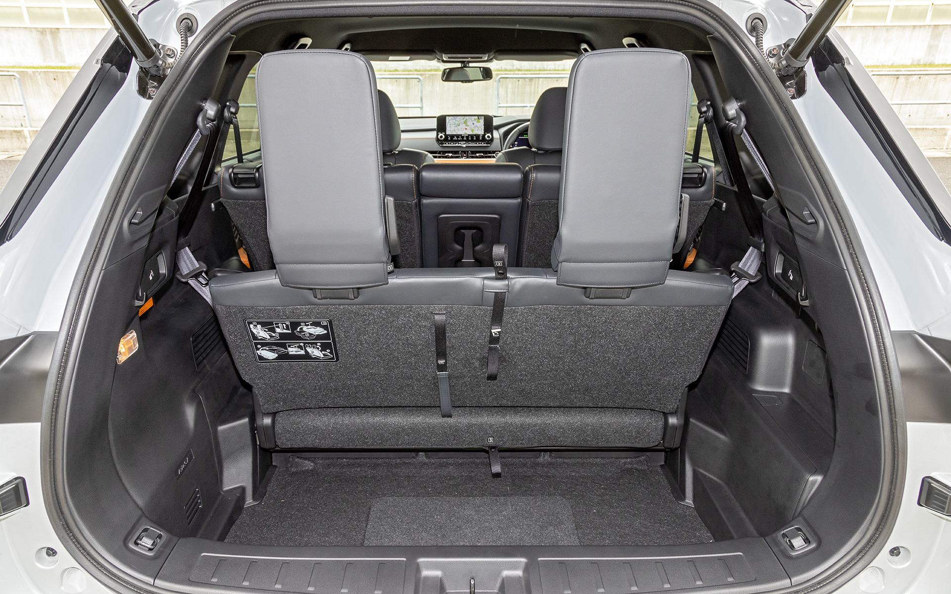 ラゲッジルームは開口部床面の幅を広げるとともに段差をなくし、大きく重い荷物もスムーズに出し入れすることが可能。トノカバーの設定位置を高くしてホイールハウス後方のトリム形状を改善することで、大型スーツケースなら3個、9.5インチのゴルフバッグなら4個をトノカバーの下に積むことができるという。テールゲートはキックモーションセンサーをリアバンパー中央下に設定する