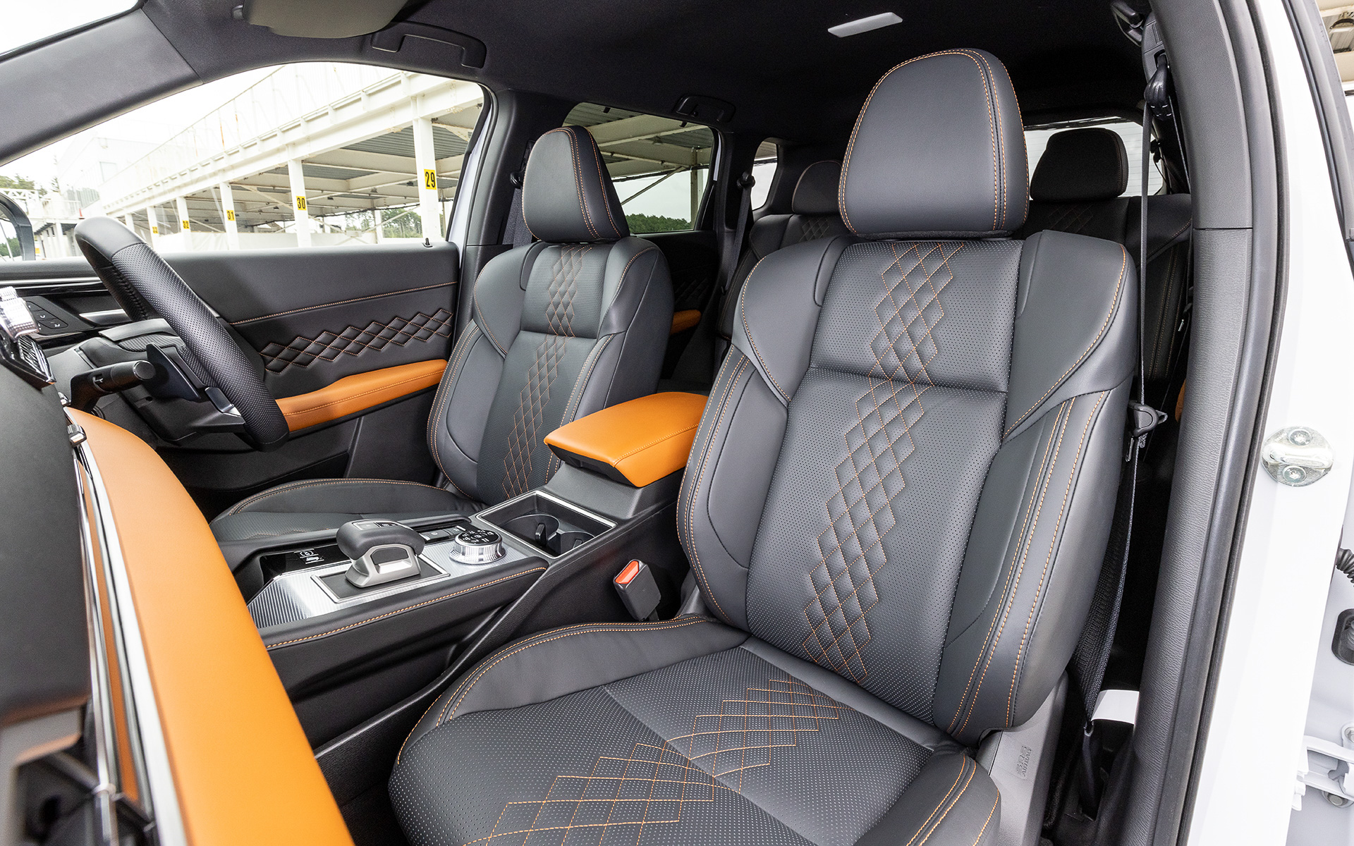 居住空間は全幅と室内幅の拡大によってフロントシートのカップルディスタンスを広げ、ホイールベースの延長によりクラストップレベルのフロントシートとセカンドシートの足下スペースを確保。また、ミッドサイズSUVのPHEVモデルでは数少ないサードシートを採用した3列7人乗りレイアウトを実現している