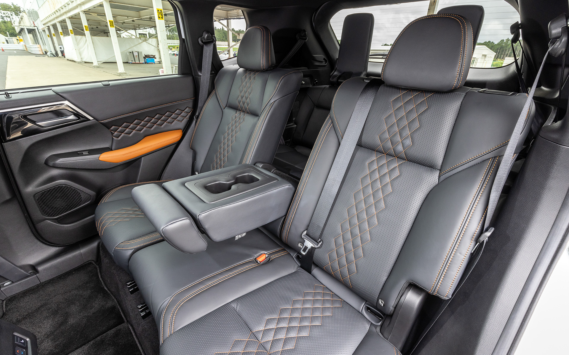 居住空間は全幅と室内幅の拡大によってフロントシートのカップルディスタンスを広げ、ホイールベースの延長によりクラストップレベルのフロントシートとセカンドシートの足下スペースを確保。また、ミッドサイズSUVのPHEVモデルでは数少ないサードシートを採用した3列7人乗りレイアウトを実現している