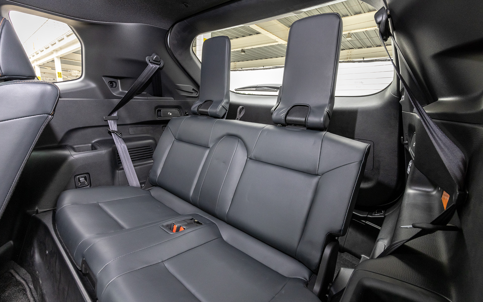 居住空間は全幅と室内幅の拡大によってフロントシートのカップルディスタンスを広げ、ホイールベースの延長によりクラストップレベルのフロントシートとセカンドシートの足下スペースを確保。また、ミッドサイズSUVのPHEVモデルでは数少ないサードシートを採用した3列7人乗りレイアウトを実現している