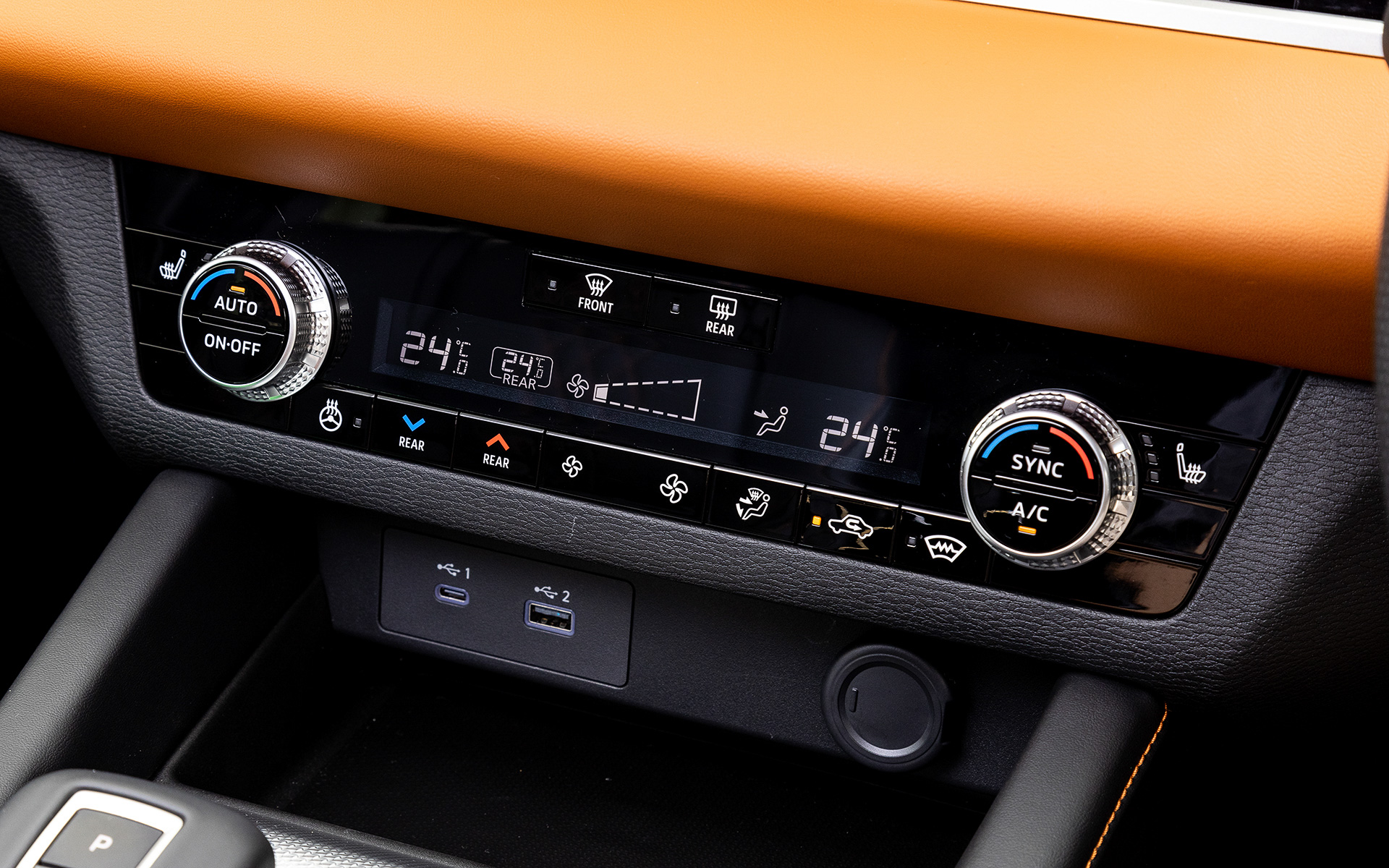 「P」のインテリア。水平基調で力強い造形のインストルメントパネルを採用するとともに、触感がよく質感の高いソフトパッドを随所に採用