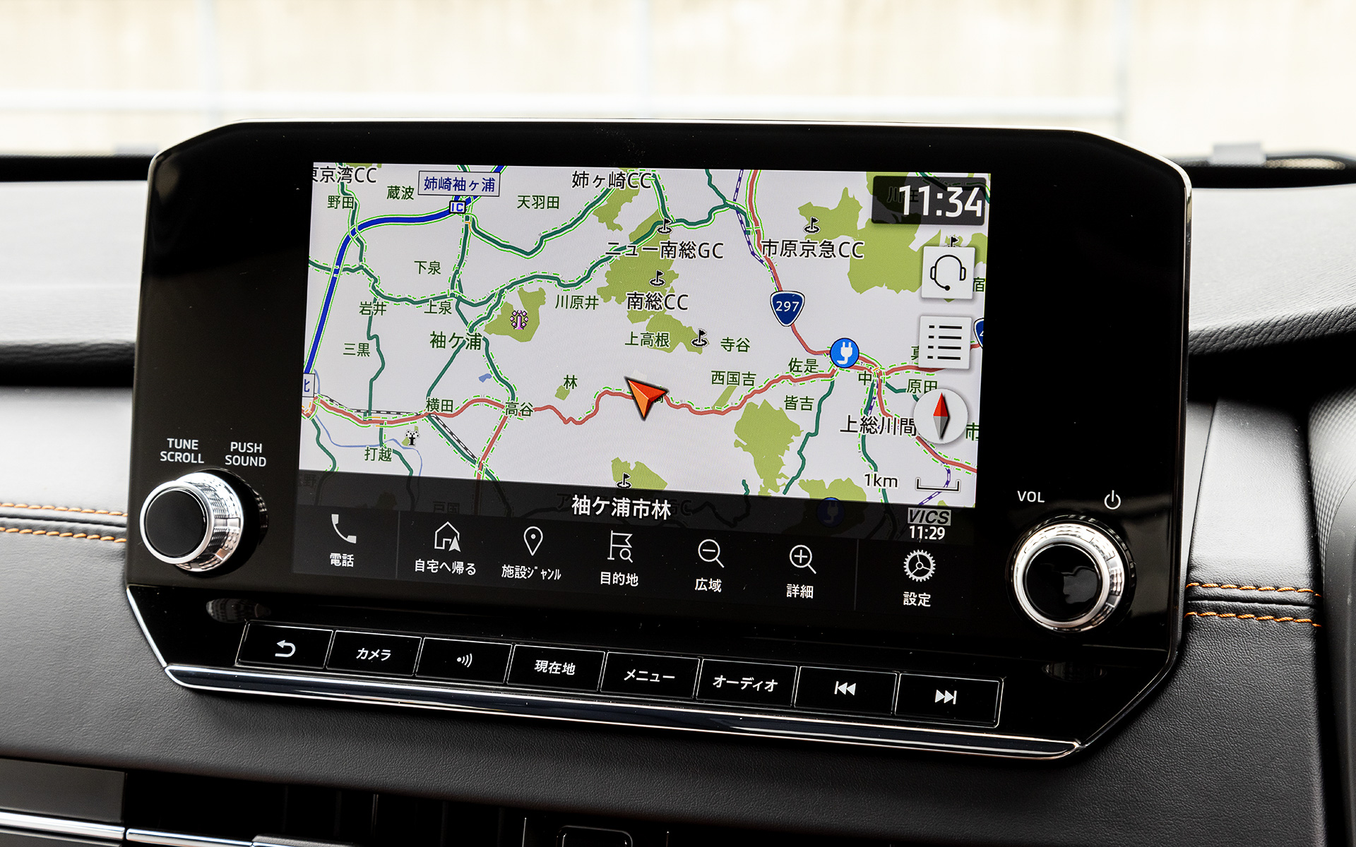 「P」のインテリア。水平基調で力強い造形のインストルメントパネルを採用するとともに、触感がよく質感の高いソフトパッドを随所に採用