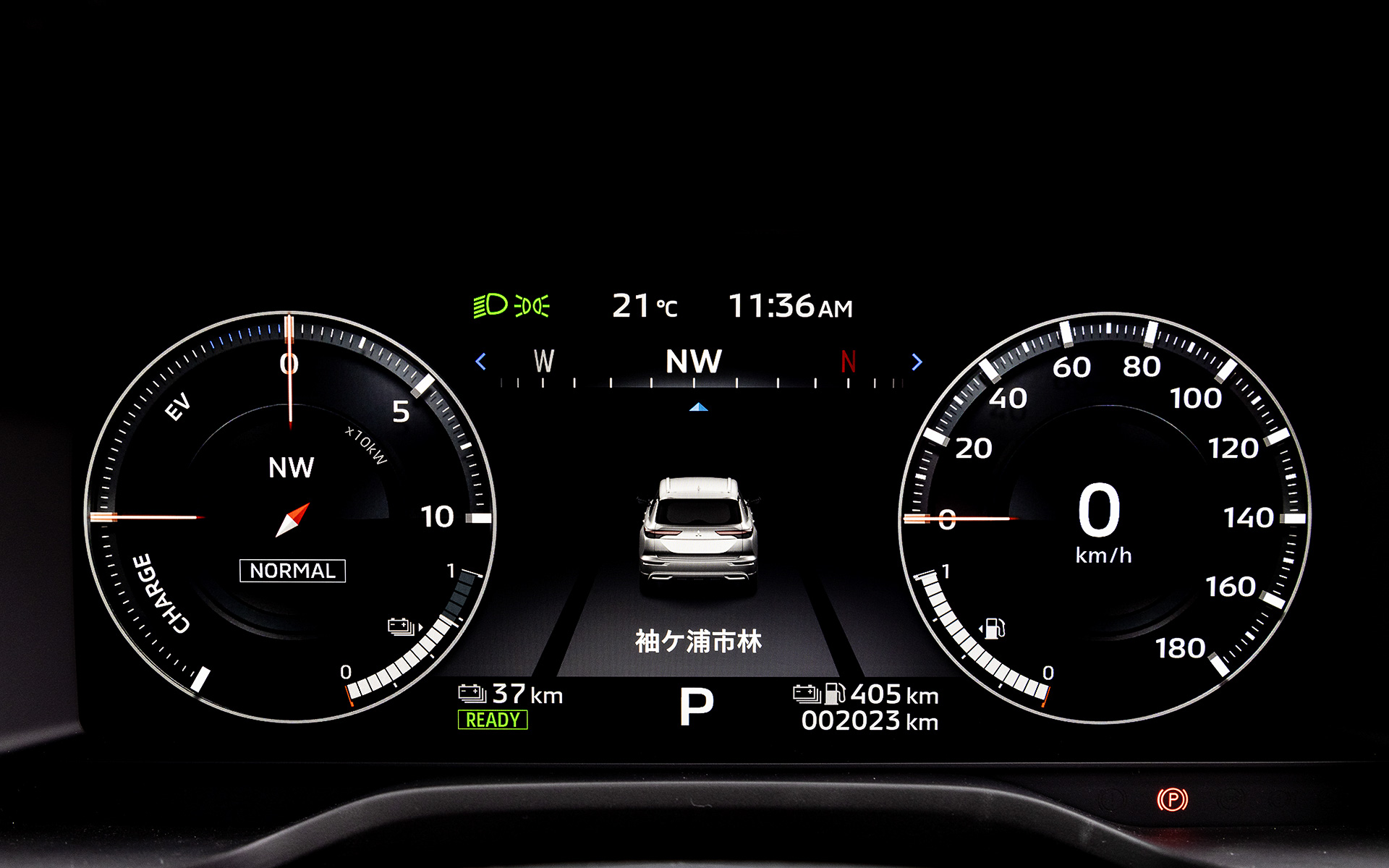 「P」のインテリア。水平基調で力強い造形のインストルメントパネルを採用するとともに、触感がよく質感の高いソフトパッドを随所に採用