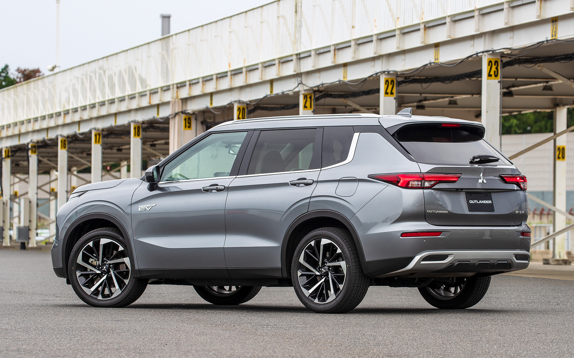 こちらは20インチホイールやコネクティッド機能などの装備が与えられた中間グレードの「G」。5人または7人乗りが選べる。ボディカラーは「チタニウムグレーメタリック」