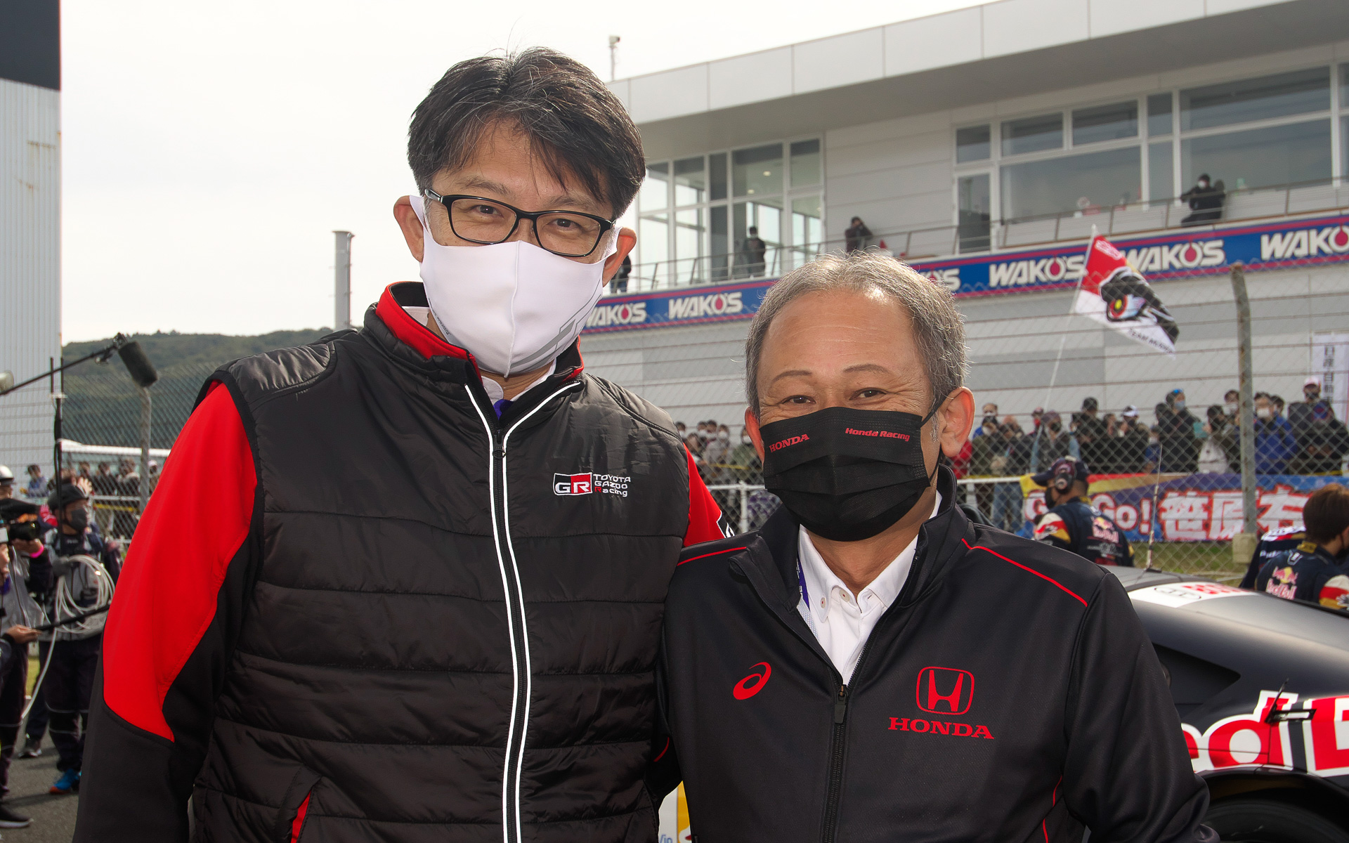 すでにカーボンニュートラルフューエルのテストは、トヨタとホンダで始まっている。トヨタ自動車株式会社 執行役員 GAZOO Racing Company President 佐藤恒治氏（左）と、本田技術研究所 HRD Sakura LPL チーフエンジニア 佐伯昌浩氏（右）