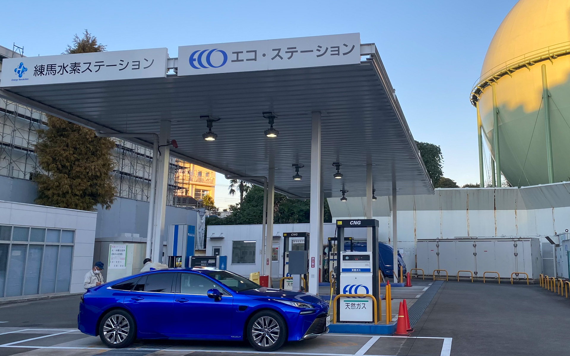 新型MIRAIで水素ステーションに行ってみました。わが家もお世話になっている東京ガスが営業しており、天然ガスの充填機も併設しています。営業時間が短いこともあるのか、現在は1日に水素を入れにくる車両は6～7台程度とのこと。もうそんなにいるの？　と思ったものの、まだまだ他の民間企業が参入するような状況ではないですね。これからどうなっていくのか、注目です