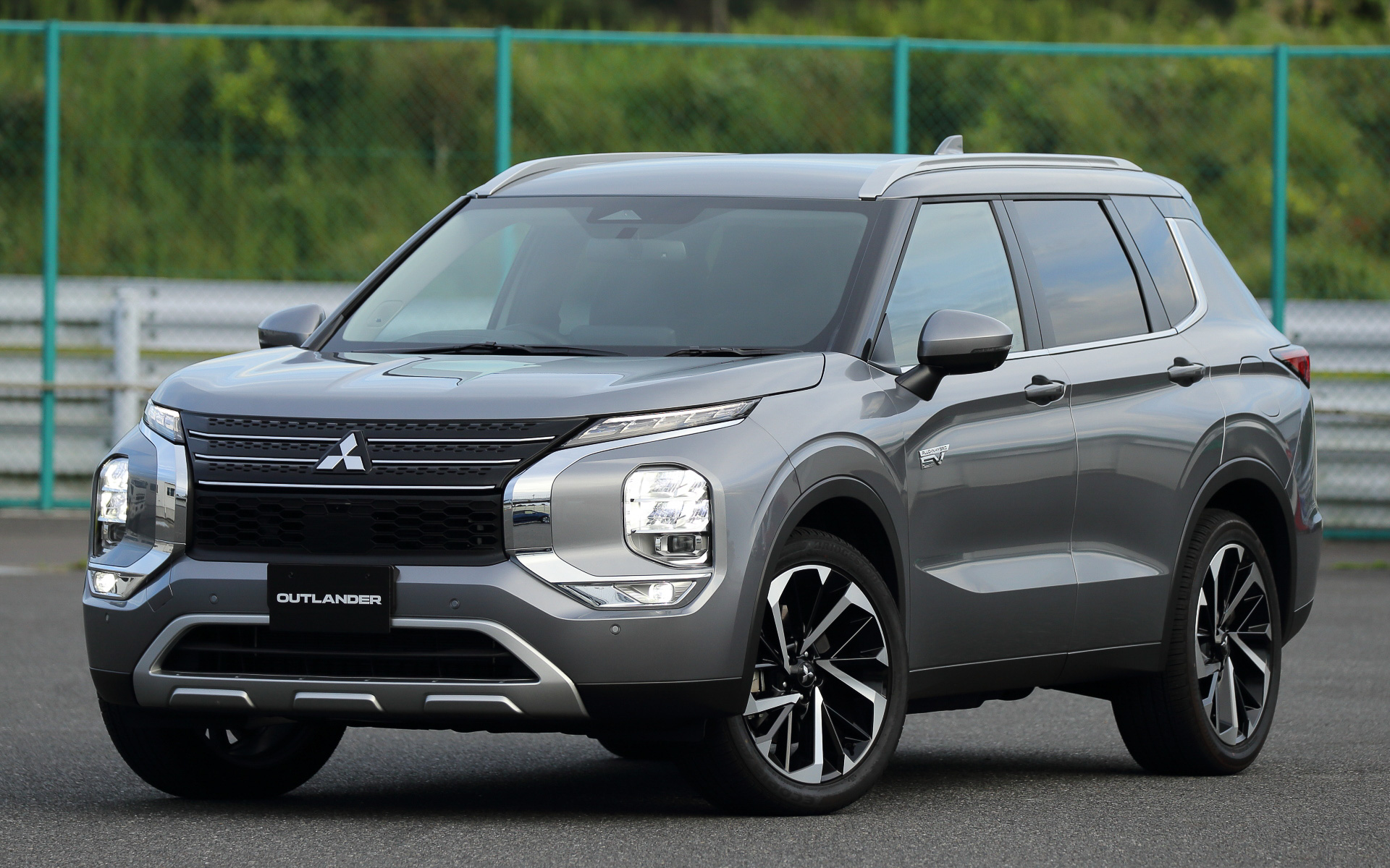 12月16日に発売される新型「アウトランダーPHEV」（写真はプロトタイプ）。ベーシックな「M」（5人乗り）、充実装備の「G」（5人乗り/7人乗り）、上級仕様の「P」（7人乗り）の3モデルをラインアップ。写真は7名乗車仕様の「G」でボディサイズは4710×1860×1745mm（全長×全幅×全高）、ホイールベースは2705mm。ボディカラーは「チタニウムグレーメタリック」