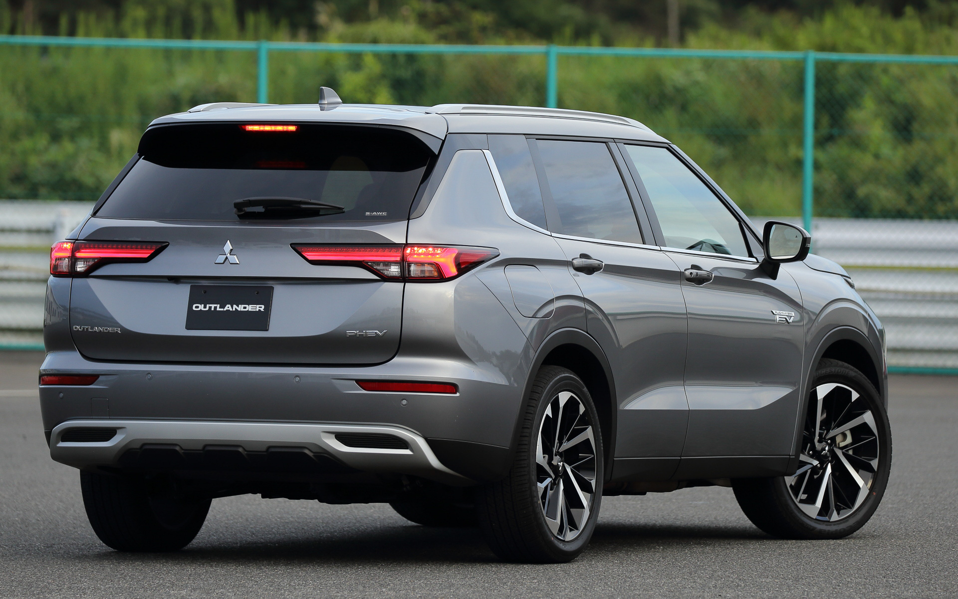 12月16日に発売される新型「アウトランダーPHEV」（写真はプロトタイプ）。ベーシックな「M」（5人乗り）、充実装備の「G」（5人乗り/7人乗り）、上級仕様の「P」（7人乗り）の3モデルをラインアップ。写真は7名乗車仕様の「G」でボディサイズは4710×1860×1745mm（全長×全幅×全高）、ホイールベースは2705mm。ボディカラーは「チタニウムグレーメタリック」