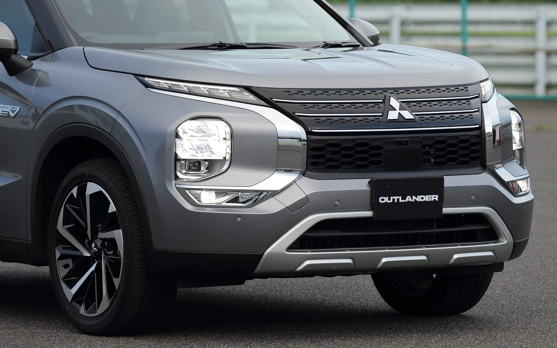 エクステリアでは存在感のあるフロントまわりをはじめ、20インチの大径ホイール（タイヤはブリヂストン「エコピアH/L422」でサイズは255/45R20）、飛行機の垂直尾翼をモチーフとしたDピラーとフローティングルーフ、背面式スペアタイヤをモチーフとしたテールゲートなどが特徴的