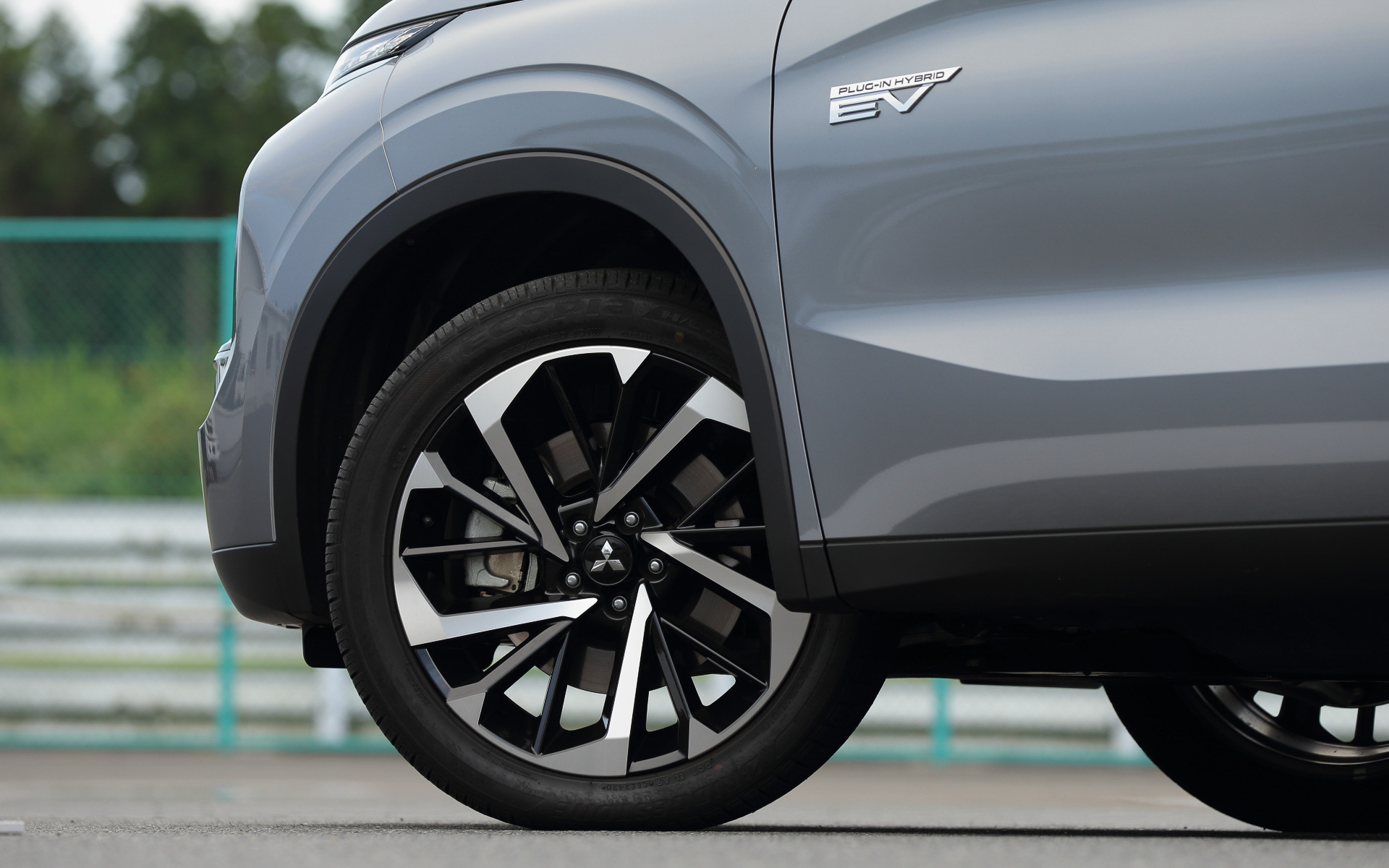 エクステリアでは存在感のあるフロントまわりをはじめ、20インチの大径ホイール（タイヤはブリヂストン「エコピアH/L422」でサイズは255/45R20）、飛行機の垂直尾翼をモチーフとしたDピラーとフローティングルーフ、背面式スペアタイヤをモチーフとしたテールゲートなどが特徴的