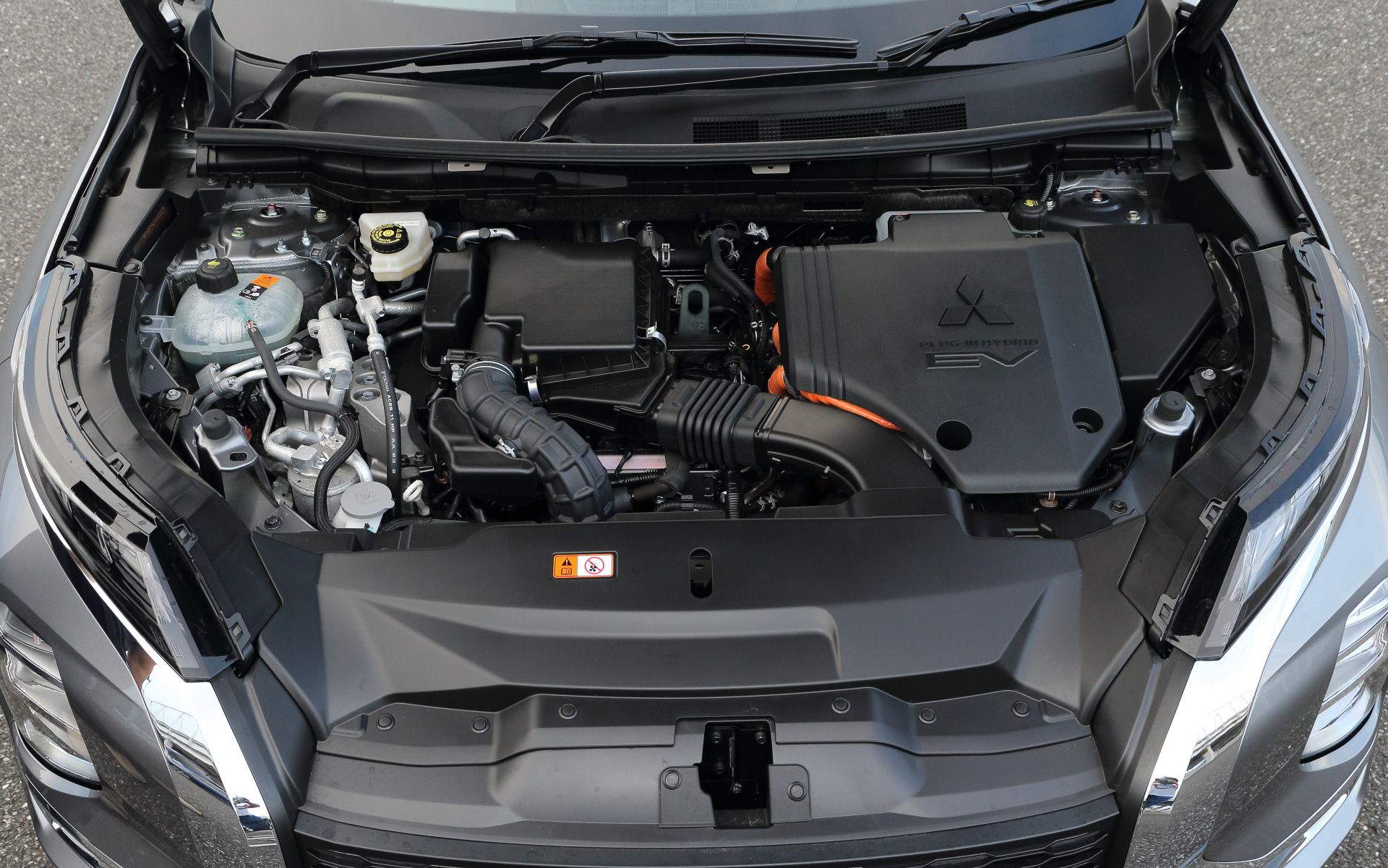 新型アウトランダーPHEVが搭載する直列4気筒DOHC 2.4リッター「4B12 MIVEC」型エンジンは最高出力98kW/5000rpm、最大トルク195Nm/4300rpmを発生。また、フロントモーターの最高出力は85kW、最大トルクは255Nm、リアモータは最高出力100kW、最大トルク195Nmとなっている