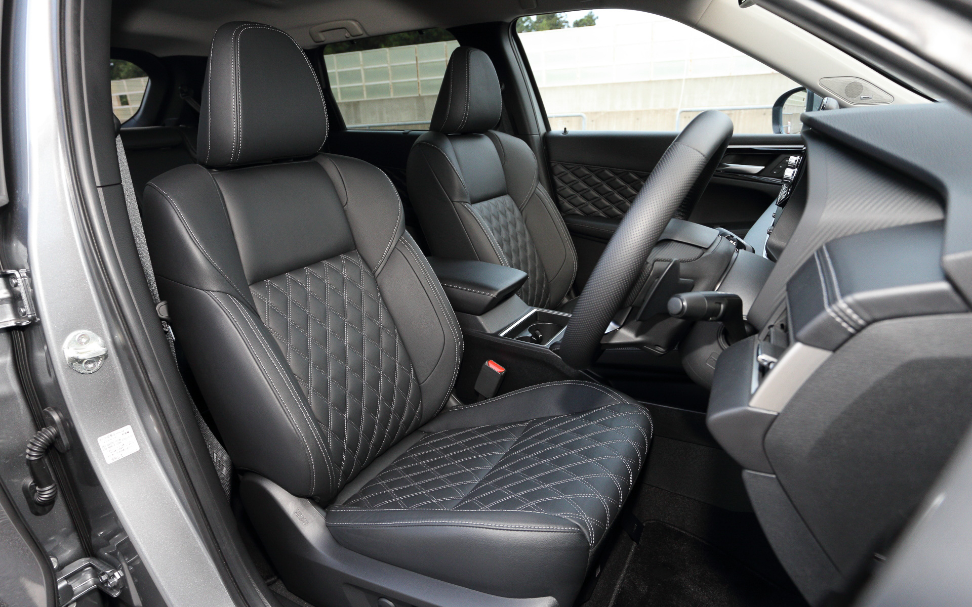 居住空間は全幅と室内幅を拡大することでフロントシートのカップルディスタンスを広げ、ホイールベースの延長によりクラストップレベルのフロントシートとセカンドシートの足下スペースを確保。具体的にはフロントのショルダールームは33mm広がって1470mmに、フロントシートのカップルディスタンスは25mm伸びて750mmに、フロント・セカンドシートの足下スペースは28mm拡大して903mmとなっている