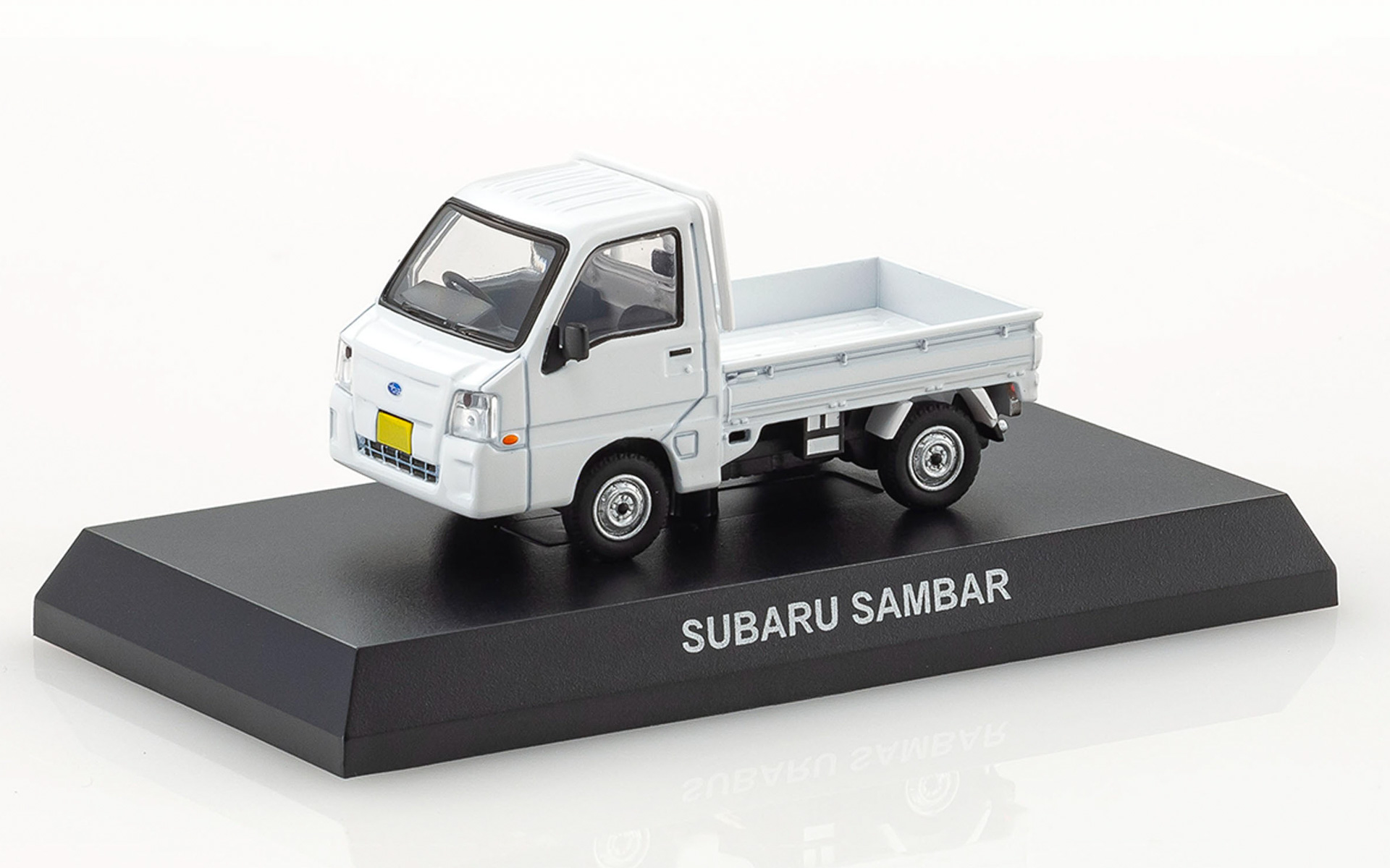 ヘッドライト内部の造形、室内のヘッドレスト、荷台アオリのフックなど細かい部分まで手抜きなし。バッテリも塗り分けで再現