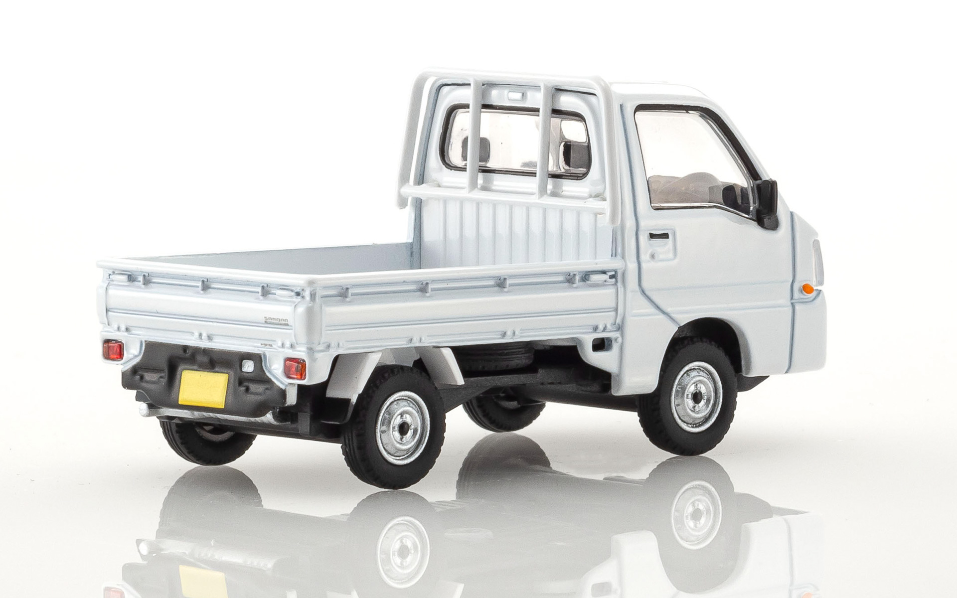 スペアタイヤは型で起こすのではなく、ゴムタイヤを組み合わせ、鳥居も後付けすることで質感をアップ