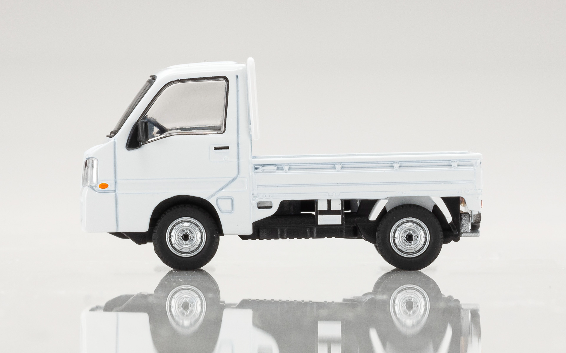 1/64のサンバーの全長は約53mm。ミニマムなボディはデスクや玄関に飾っても様になる可愛さを実現