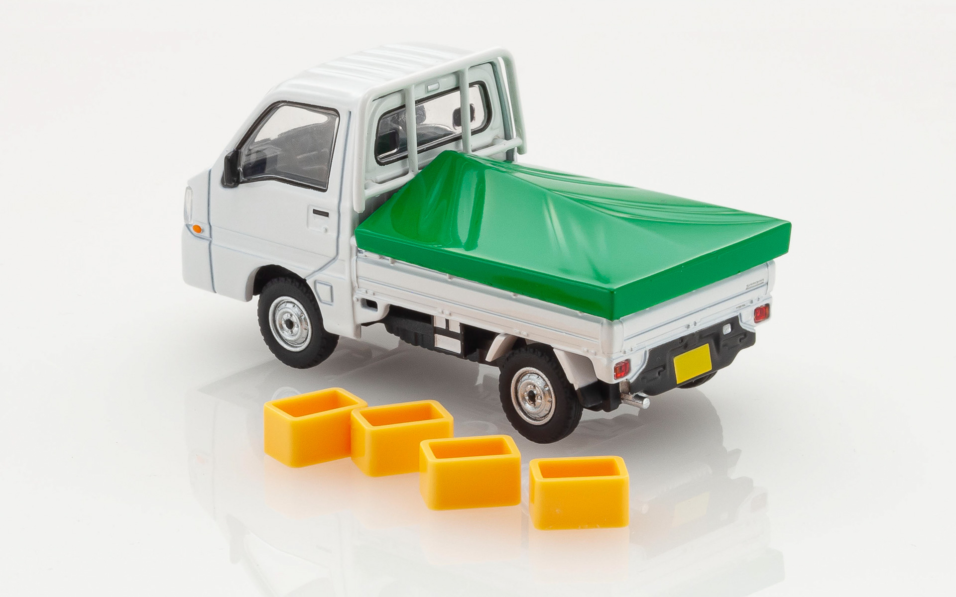 今回の商品には4個のコンテナボックスと荷台を覆うシートカバーが付属し、さまざまなディスプレイが楽しめるとしている