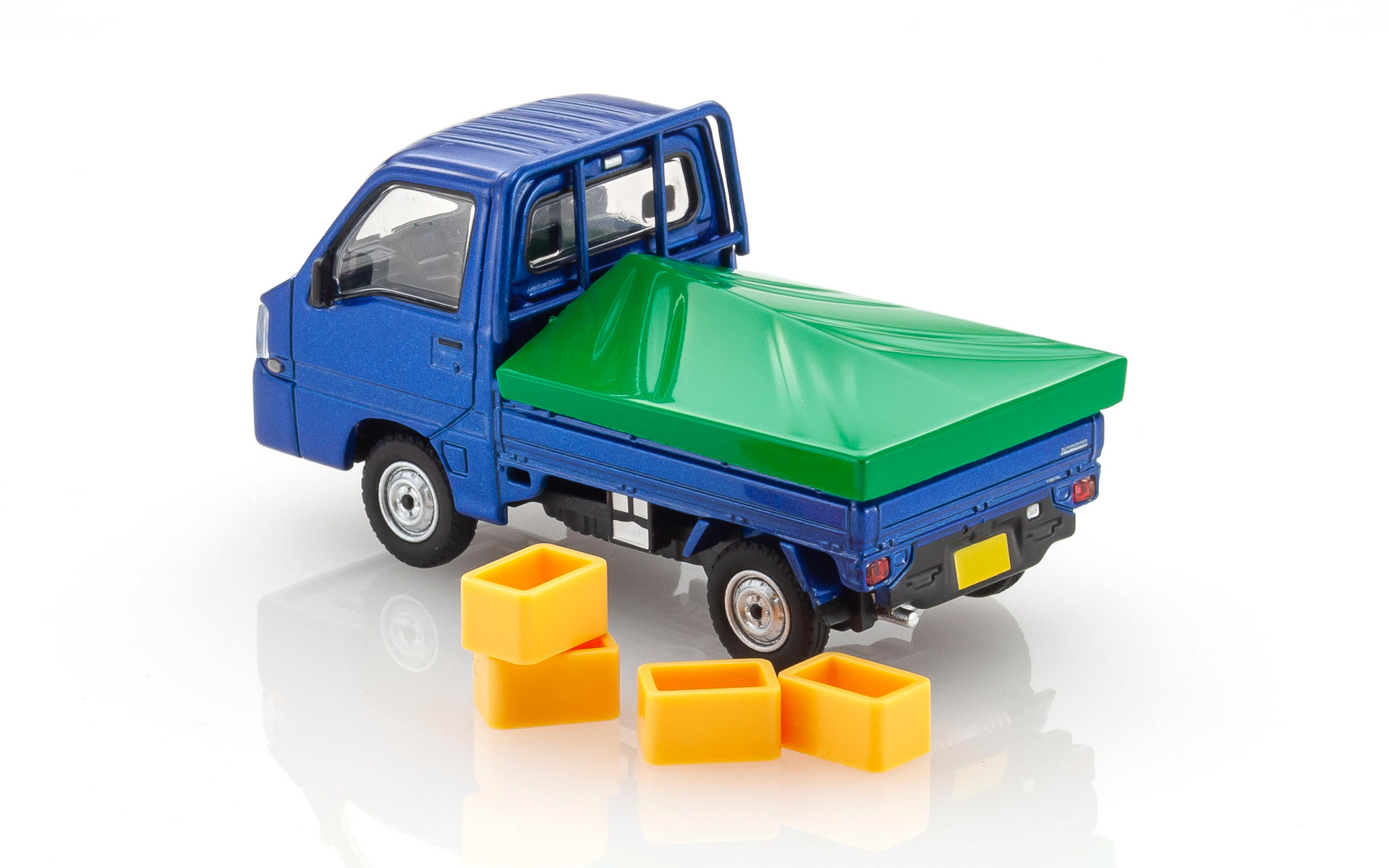 ミニカー素材は亜鉛合金、ABS樹脂、PVC（非フタル酸系）、ポリスチレン。開閉ギミック機構はなし。ディスプレイ台座が付属する