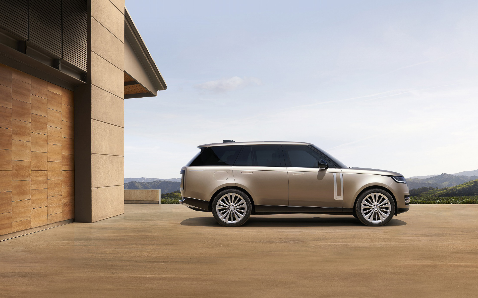 凹凸のないデザインが特徴的な新型レンジローバー