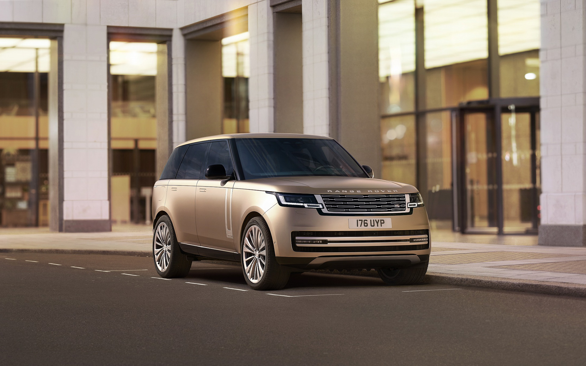 凹凸のないデザインが特徴的な新型レンジローバー