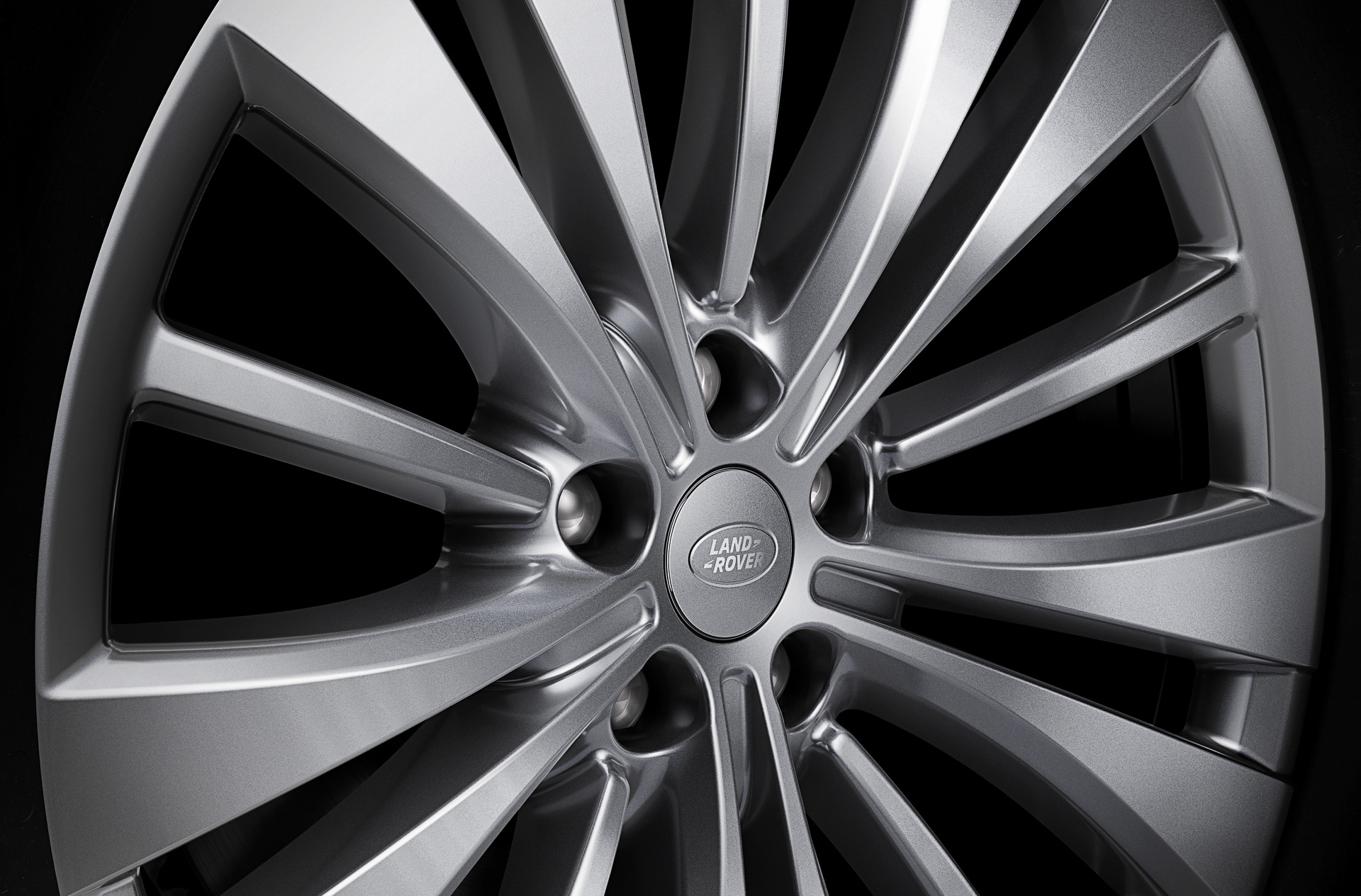 凹凸のないデザインが特徴的な新型レンジローバー