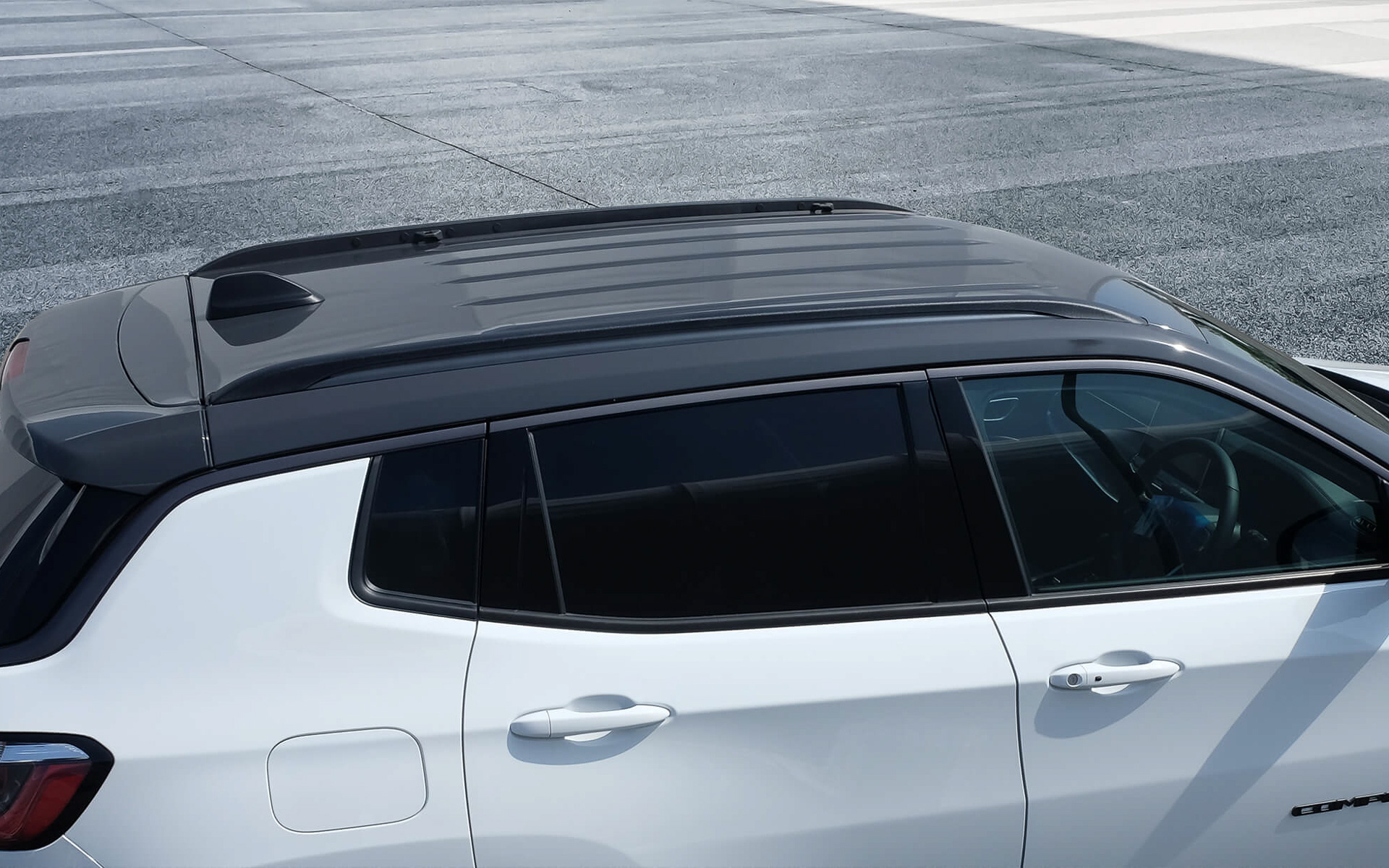 ジープ初のグレイルーフを採用した