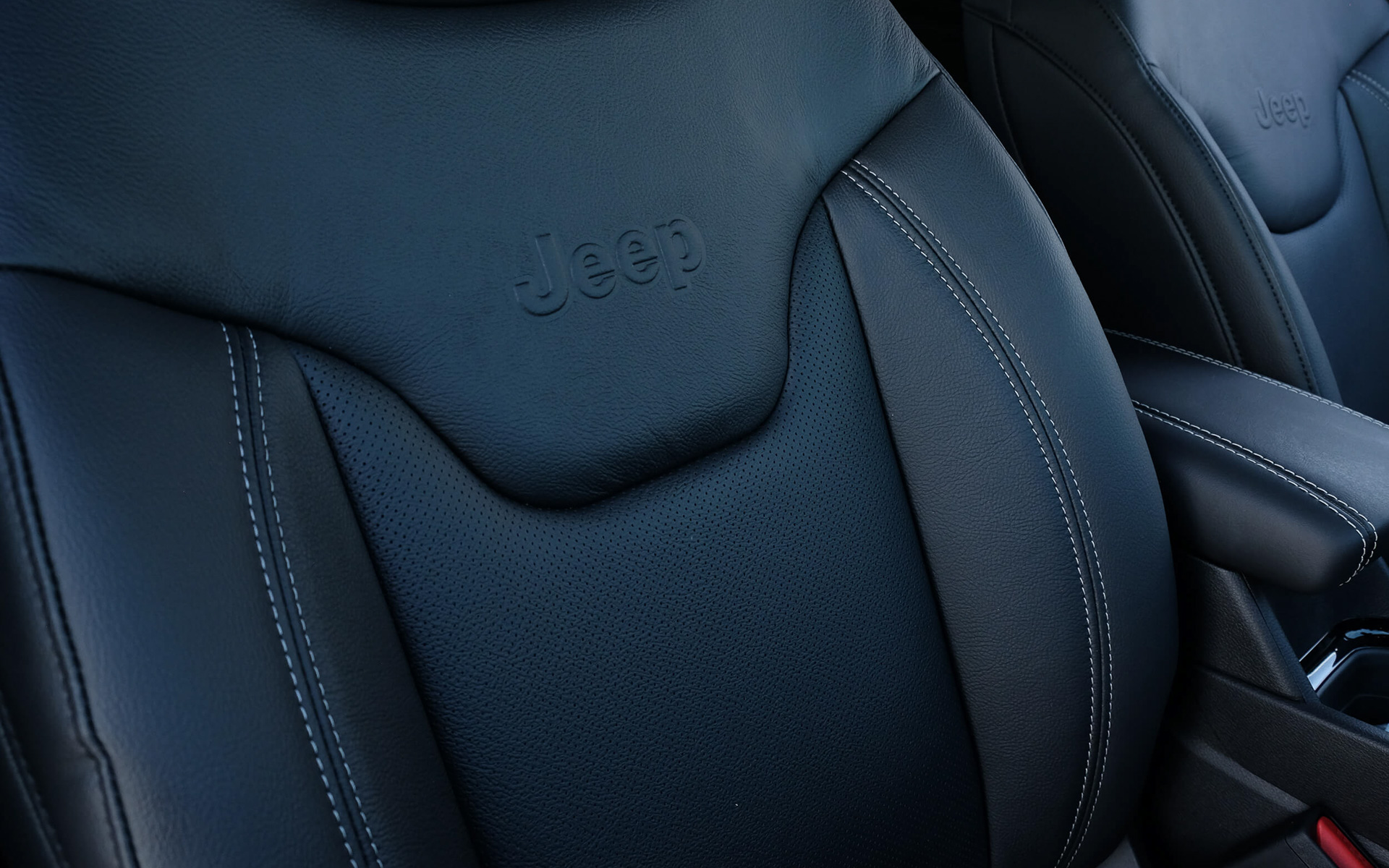 ブラックを基調にグレイのアクセントステッチが施されている